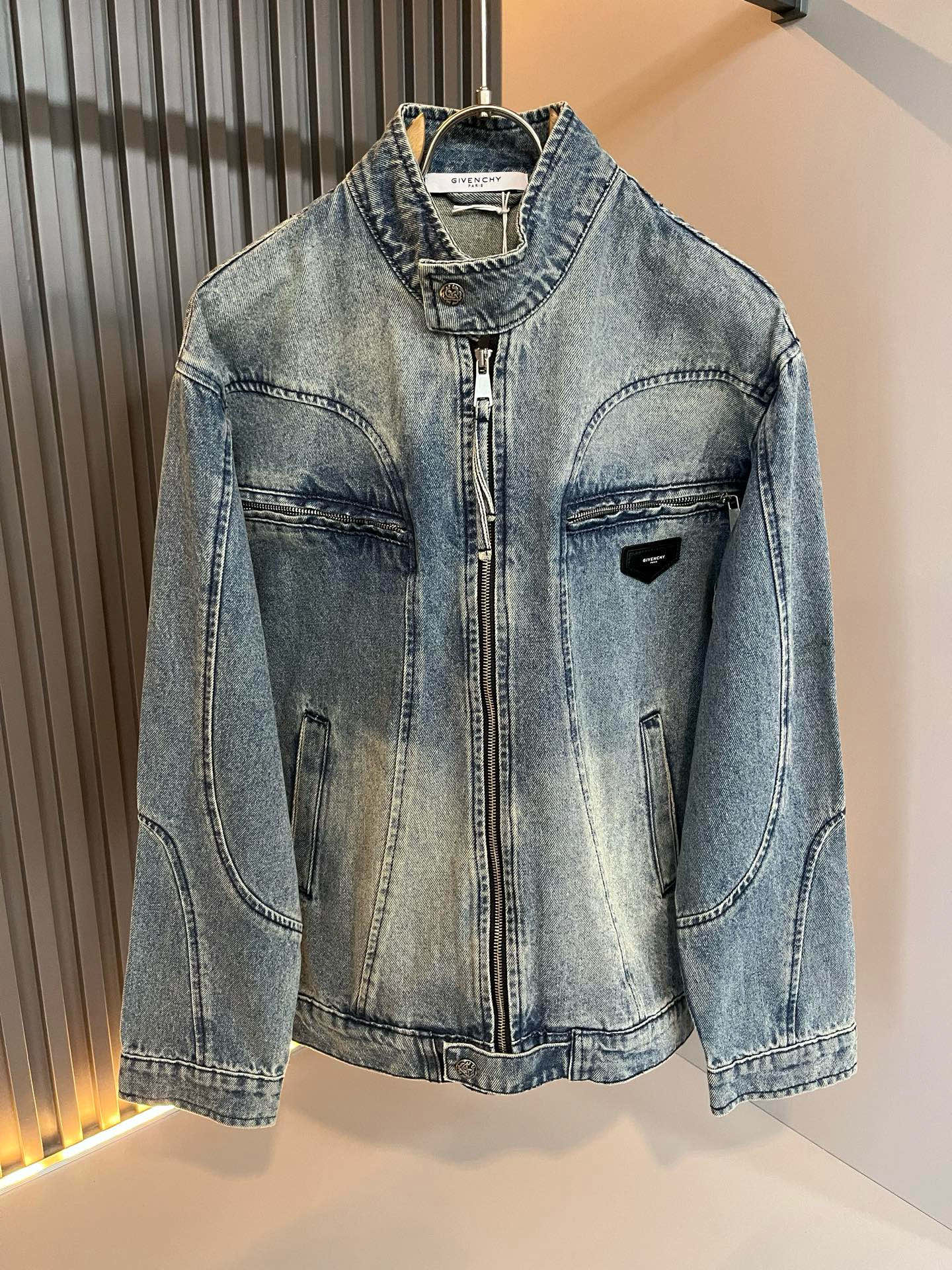 NO:758261,Giv*chy/Giv*chy 2026 new spring and summer new denim long-sleeved jacket for men and women, the main fashion injects new fashion energy. By exploring various themes and sexy charm, it is highly recognizable and leads a new street fashion trend. This style is the exclusive design element of the G family, with logo pattern leather design!  Perfect integration, the pattern is extremely clear and restored, highlighting the elegant style of the brand. It is made of original denim fabric, the fabric is tight and high-grade, and can be easily controlled on the upper body, showing casual and comfortable fashion charm. Sizes M-4XL,,gucci,jackets & coats,jackets & coats,19860909Giv*chy/纪*希2026春夏新款男女同款牛仔长袖夹克外套,主创时尚注入了全新时尚能量.通过探索各种题材和性感魅力,极具辨识度,引领全新街头时尚潮流.该款是G家独家的出彩设计元素,标识logo图案皮革设计！完美融合,图案清晰还原度极高,彰显品牌优雅格调.选用原版牛仔面料材质,面料紧实高级,上身均可轻松驾驭,展现休闲自在时尚魅力.尺码M-4XL,,gucci,jackets & coats,jackets & coats,,Men's clothing