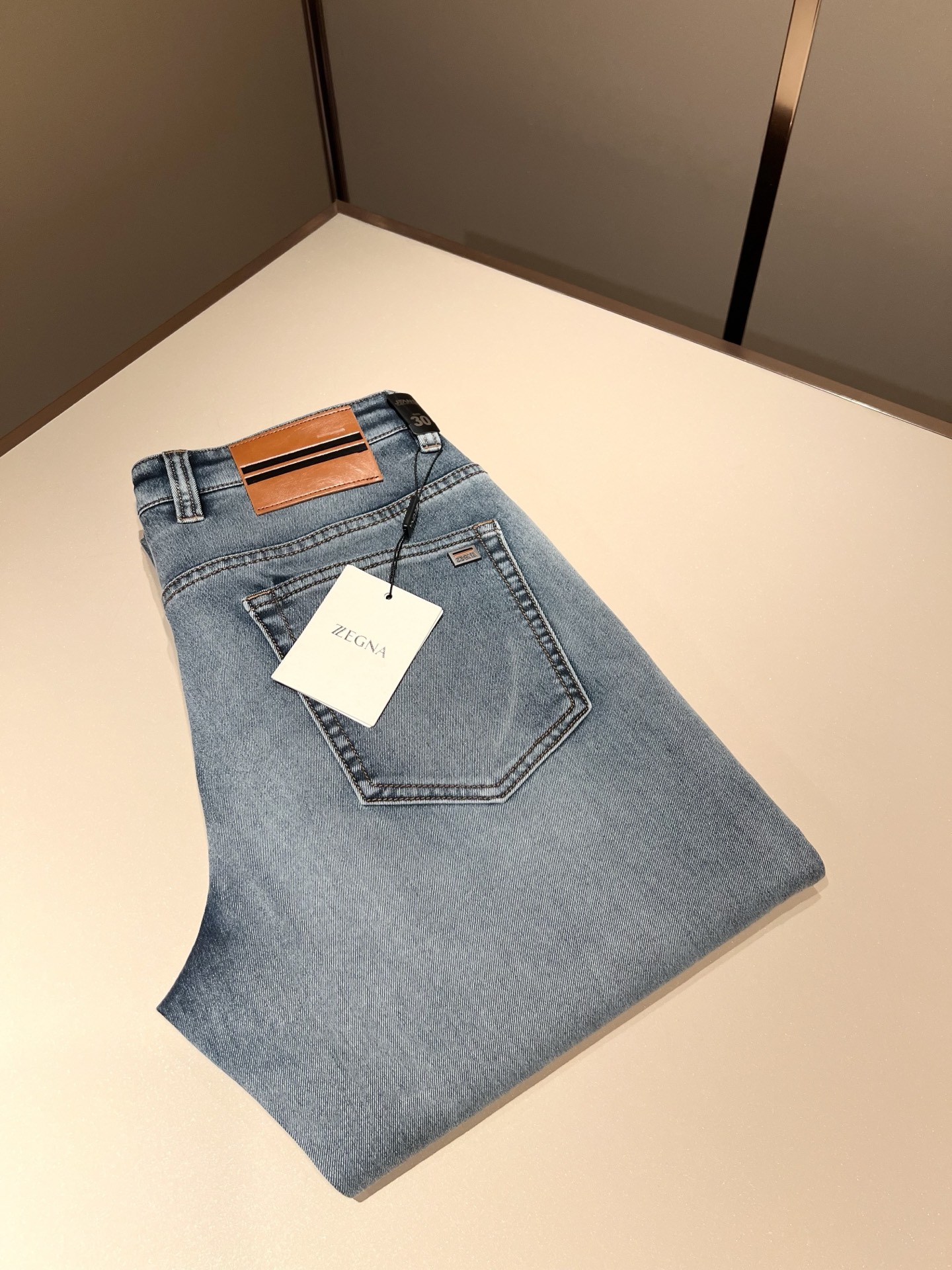 NO:758246,Zegna's new 2026 spring and summer men's casual jeans, the final channel product has appeared!  !  Simultaneous sales at the counter!  It is no exaggeration to say that these trousers are products from the original OEM channel, not bragging about the original OEM. They are completely products from the domestic garment OEM officially authorized by Ermenegildo Zegna!  Therefore, the quantity and size ratio are extremely scarce, so you will earn money if you grab it!  The best pantsuits ever officially unveiled!  !  !  !  !  !  Zegna products have always been one of the must-have accessories for successful business people!  The brand's high-end style and powerful aura are not easily surpassed by everyone. No matter which season the style is, it is the standard of temperament!  However, the fabric pattern is between business casual and daily wear, and the waist is decorated with a logo waistband!  Only Ermenegildo Zegna, which specializes in men's business and casual wear, can design a pair of trousers that is so suitable for the general public!  Whether you are wearing it for casual occasions or business occasions, this style can be matched just right. If you want to wear it, you must wear it well and be able to wear it with your own taste!  Pants that give yourself unlimited bonus points!  Size 29-40,,zegna,jeans,19860909Zegna 杰尼亚 2026春夏新款男士休闲牛仔裤,压轴的渠道货出现了！！柜台同步销售！ 毫不夸张的说,此款裤装是原厂代工渠道的货,并不是吹牛的原厂代工,完全是由杰尼亚官方授权的国内成衣代工厂出来的产品！所以数量跟尺码配比都极度紧缺,抢到就是赚到！最好的裤装正式揭幕！！！！！！Zegna的东西,从来都是成功商务人士的专属必备行头之一！品牌高级的格调以及自带强大的气场并不是所有人都能轻易凌驾的.无论哪季的款式都是都是气质标配！但是面料版型又介乎于商务休闲跟日常穿着之间,腰身设计logo腰牌修饰！能将一款裤装设计到如此贴合大众穿着,也就只有专注于男装商务休闲的杰尼亚了！不论您是休闲场合穿搭,或者商务场合此款都能搭配的恰到好处要穿,就必须穿好的,能穿出属于自己品味的！给自己无限加分的裤子！尺码29-40,,zegna,jeans,,Men's clothing