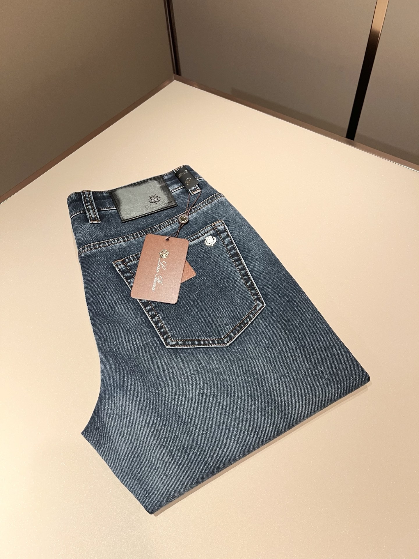 NO:758254,Loro Piana's 2026 spring and summer new men's fashion high-end casual pants, Hong Kong channel goods, original Japanese factory, pure blood quality, perfect continuation of the essence and genes of the LP family, from the main fabric to the detailed craftsmanship, all demonstrate the ingenuity of quality, use multiple brand elements to interpret, select precious cowhide material to construct the logo waist brand leather design!  A soulful expression of identity!  We provide customers with high-grade imported pure cotton fabrics, very high-end and fashionable detailed craftsmanship, and the red ear cloth is made by a specific antique loom. This element represents the identity and rank of the jeans, which is worth savoring!  It is invincible in terms of matching, interpreting the versatility in place, paying attention to the details, all the accessories are supplied by foreign merchants, the tailoring is fit and slim, and the upper body butt lifting effect is excellent. It is a styling item that can only be found but not sought after! 尺码29-40,,loro piana,loro piana,jeans,cowhide,19860909Loro Piana诺悠翩雅 2026春夏新品男士时装款高端休闲裤,香港洋行渠道货,日本原厂出品,纯血统品质,完美延续了LP家的精髓与基因,从主体面料到细节工艺,无不彰显出品质的匠心所在,运用多个品牌元素标识来诠释,选取矜贵的牛皮材质构建logo腰牌皮革设计！属于灵魂式的身份彰显！客供高级进口的纯棉面料,非常高级且时髦的细节工艺,赤耳布是由特定古董织布机完成,此元素代表着牛仔裤的身份及段位,非常值得细品悦人！在搭配上所向无敌,把百搭阐释到位,细节匠心考究,辅料皆为外商客供,剪裁合体修身,上身提臀效果绝佳,可遇而不可求的造型单品！尺码29-40,,loro piana,loro piana,jeans,cowhide,,Men's clothing