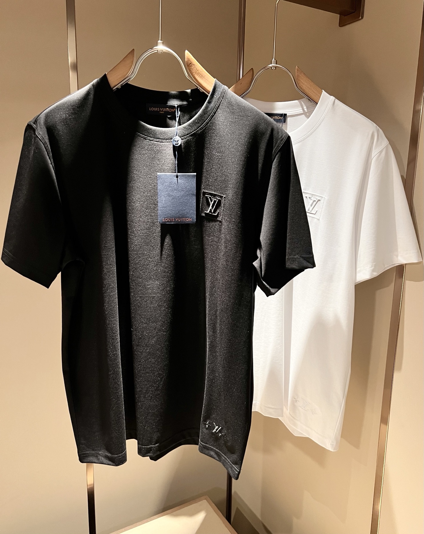 NO:758284,LouisVuitt* Louis*den's new 2026 spring and summer series of items are online. It is a very fashionable and avant-garde short-sleeved T-shirt for men and women, with logo embroidery and decoration!  It is different from the past and declares the design concept that the brand has inherited for many years!  Its eye-catching appeal is no less than any classic style, perfectly presenting the sense of fashion, high-end and luxury to the world!  Made of imported 280g cotton material, selected high-quality pure cotton fabric, soft and skin-friendly, the actual product will definitely exceed your imagination. It is extremely comfortable and breathable, even if you sweat profusely, you will not feel greasy or stuffy. It maximizes sweat wicking and moisture absorption!  Size M-3XL,,louis vuitton,louis vuitton,T-shirt,tees,t-shirt,19860909LouisVuitt*路易*登 2026春夏全新系列单品上线,非常时髦前卫的一款男女同款短袖T恤,标识logo图案刺绣修饰！区别于以往的不同,宣示品牌传承多年的设计理念！其吸睛度完全不亚于任何经典款式,将时髦高级感与奢华感完美呈现在世人眼前！客供进口280克全棉材质制成,精选优质纯棉面料,触感软糯亲肤细腻,实物到手绝对超乎你的想象,贴身无比舒适透气,即便是汗流浃背也不会有腻身及闷热感可言,将排汗吸湿性发挥到了极致！尺码M-3XL,,louis vuitton,louis vuitton,T-shirt,tees，t-shirt,,Men's clothing