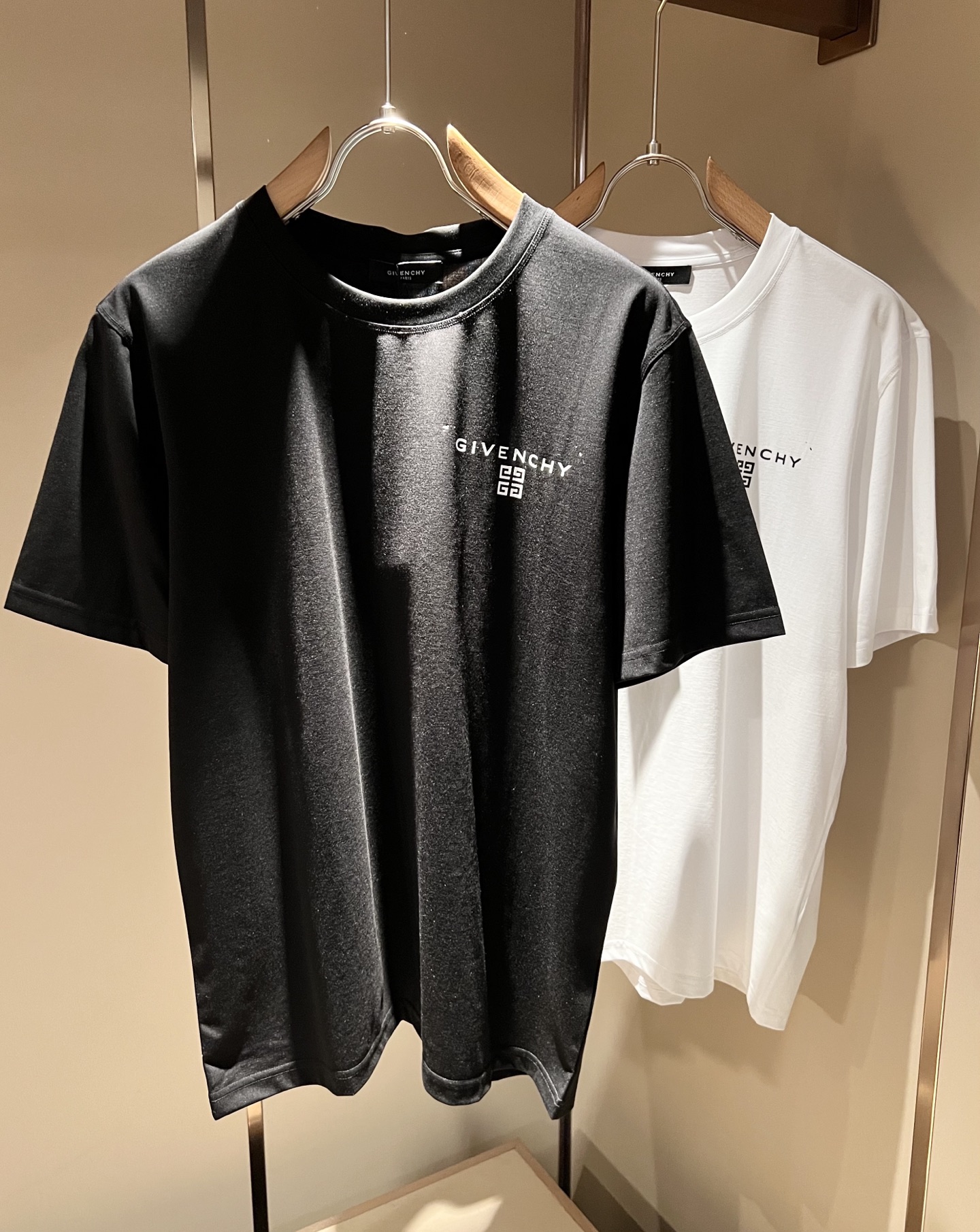 NO:758298,Giv*chy/Giv*chy 2026 spring and summer new men's short-sleeved T-shirt, the main fashion injects new fashion energy. By exploring various themes and sexy charm, it is highly recognizable and leads the new street fashion trend. This style is the exclusive design element of G family, with logo pattern printing design!  Perfect integration, the pattern is extremely clear and restored, highlighting the elegant style of the brand. It is made of original pure cotton material, the fabric is tight and high-end, and can be easily controlled on the upper body, showing casual and fashionable charm. Sizes M-3XL, gucci, T-shirt, tees, t-shirt,19860909Giv*chy/纪*希2026春夏新款男士短袖T恤,主创时尚注入了全新时尚能量.通过探索各种题材和性感魅力,极具辨识度,引领全新街头时尚潮流.该款是G家独家的出彩设计元素,标识logo图案印花设计！完美融合,图案清晰还原度极高,彰显品牌优雅格调.选用原版纯棉材质,面料紧实高级,上身均可轻松驾驭,展现休闲自在时尚魅力.尺码M-3XL,,gucci,T-shirt,tees，t-shirt,,Men's clothing