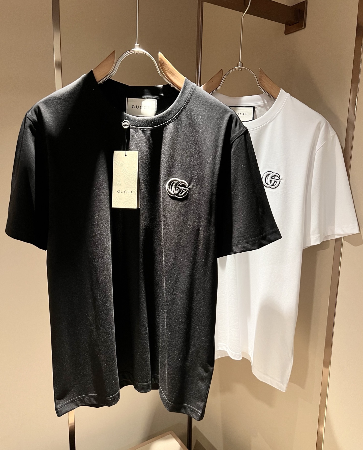 NO:758255,Gucc*Gujia 2026 spring and summer new casual loose cotton round neck short-sleeved T-shirt for gay couples!  Trading company channels are rare and available on the official website simultaneously!  The latest 2025 spring and summer series, classic fashion design elements, inject full vitality into the new series. This T-shirt is made of carefully selected imported cotton fabrics supplied by customers. The fabric feels skin-friendly, soft and delicate, and has a logo embroidery design on the body!  It has an extremely comfortable and breathable wearing experience. The whole piece is very eye-catching and fashionable, and is deeply loved by young people today!  Basic loose round neck cut, unisex style regardless of age and gender, suitable for matching all styles and looks you need in daily life!  It is recommended to wear couple outfits when going out on the street, it will be more eye-catching!  Size M-3XL,,gucci,gucci,T-shirt,tees,t-shirt,19860909Gucc*古家 2026春夏新款男女同情侣款休闲宽松棉质圆领短袖T恤衫！贸易公司渠道稀出,同步官网发售 ！ 2025春夏最新系列,经典时尚设计元素,为全新系列注入满满活力,这款T恤衫用心甄选客供进口棉面料制成,面料手感亲肤柔软细腻,衣身logo刺绣设计！拥有着无比舒适透气性的穿着体验,整件单品极具吸睛度与时尚感,深受当下年轻人的喜爱！基础宽松的圆领版型裁剪,不分年龄与性别的中性款式,适合搭配你日常所需的所有风格与造型！建议搭配情侣装出街会更为养眼出色！尺码M-3XL,,gucci,gucci,T-shirt,tees，t-shirt,,Men's clothing