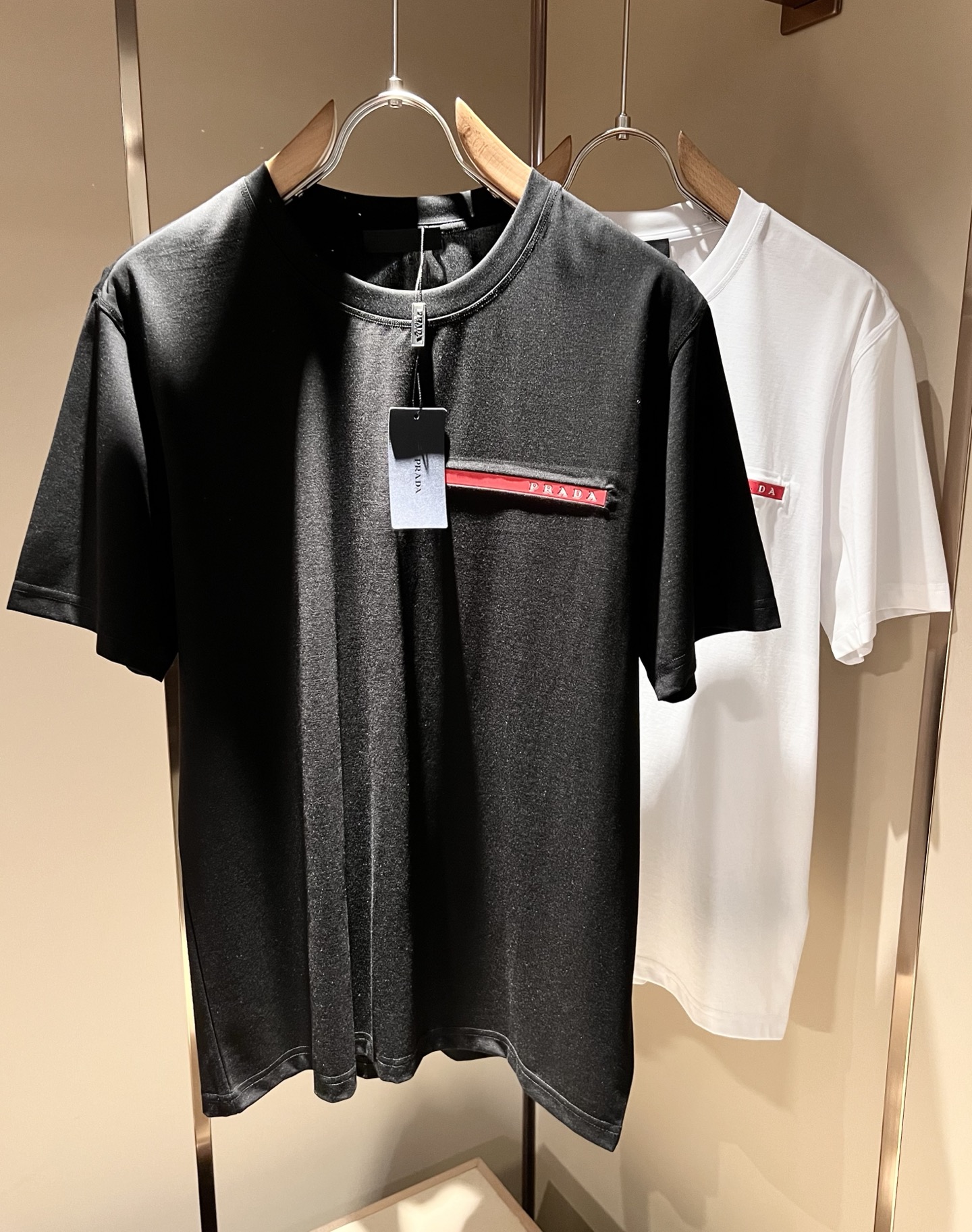 NO:758269,PRAD*A's new 2026 spring and summer short-sleeved T-shirts for men and women, the latest model is exclusively available on the entire network!  !  ~It is both classic and fashionable, who doesn’t love it? It shows the classic again, it is very eye-catching, and it has a low-luxury aura and recognition!  Pr*da's traditional brand concept and modern advanced technology are perfectly combined. Coupled with an extremely modern and simple design, Pr*da's exclusive logo pattern lamination design!  Customized 100% imported pure cotton fabric!  The texture of this model is quite impressive. You can tell the specifications and grades at your fingertips. The level of finesse and breathability are top-notch!  Size M-3XL,,prada,T-shirt,tees,t-shirt,19860909PRAD*A普*达2026春夏新款男女同款短袖T恤,最新款全网独家首上！！~既经典有时尚百搭,谁不爱啊,将经典再次展现,非常的耐看,自带低奢光环与辨识度！Pr*da传统的品牌理念和现代化的先进技术进行了完美结合.加上极其现代摩登风范的简约设计,p家专属logo图案压胶设计！定制百分百进口纯棉面料！此款的质感相当感人 触手便知规格档次 细腻程度与透气效果堪称顶级！尺码M-3XL,,prada,T-shirt,tees，t-shirt,,Men's clothing