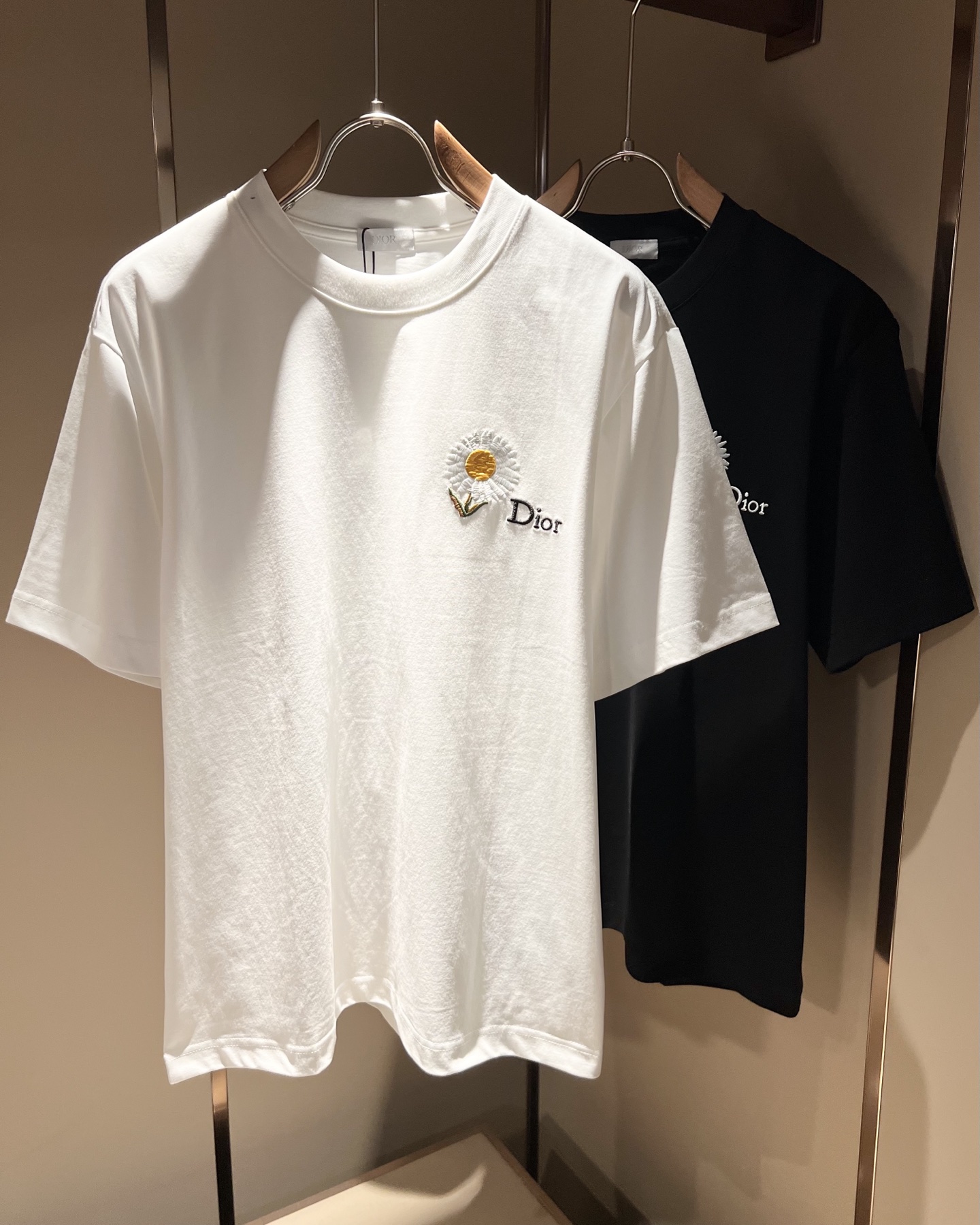 NO:758263,Dio*Dijia's new 2026 spring and summer short-sleeved T-shirts for men and women are on sale simultaneously at counters!  Customized exclusive 260g pure cotton fabric, customized original craft thread, and embroidery craft design of logo pattern on the chest!  Simple and elegant, easy to match and versatile, extremely high-grade, perfectly integrated into fashion and style, it is a top-notch fashionable style that is perfect for outer wear!  The whole thing gives people a natural feeling!  The ultimate classic versatile short-sleeved T-shirt, designed with the latest three-dimensional letter logo embroidery elements!  The ultimate heavy work, the ultimate perfection!  Fans who pursue high quality should rush to buy it by themselves, and we sincerely invite all fans who know the goods to appreciate this model together!  !  Size S-2XL,,dior,dior,T-shirt,tees,t-shirt,19860909Dio*迪家 2026春夏新款男女同款短袖T恤,专柜同步发售！定制专属260克纯棉面料,定制原版工艺螺纹,胸前logo图案刺绣工艺设计！简约大方,从容百搭,档次极高,完美融入时尚还有风情感一款完美符合外穿的顶尖时髦气质款！整体给人浑然天成的感觉！极致经典的百搭型短袖T恤,采用最新的立体字母logo刺绣元素设计！极致的重工极致的完美！追求高品质的粉丝们请自行抢购,诚邀所有识货的粉丝一同鉴赏此款！！尺码S-2XL,,dior,dior,T-shirt,tees，t-shirt,,Men's clothing