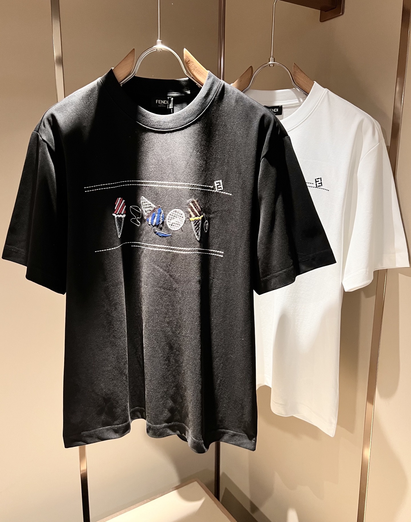 NO:758291,FEN*I Fen*di 2026 spring and summer new FD family FF short-sleeved T-shirt for men and women, versatile and extremely short-sleeved T-shirt for men and women. Italian original order, popular item of FD family, simple and solid color. It is the enduring iconic product of FD family, full of representativeness and full sense of specification. It is worth buying for all FD fans!  Pure Italian channel order, the FD family's high-end and popular product, a very popular item at the moment, with the iconic letter logo pattern embroidery decoration!  High-end goods worth keeping for yourself and giving away!  Trendy and good-looking, full of trendy atmosphere, extremely high-grade and standard, and using a very classic black and white two-color combination, which gives a strong visual impact and is highly recognizable. It is made of top-grade exclusive pure cotton fabric, feels soft, delicate and comfortable, and the appearance is quite advanced and classy!  It perfectly interprets the charm of the brand and leaves a deep impression on people. It is more fashionable and charming, and the upper body is simple, elegant and fashionable, and there is no pressure to wear it!  Wear it alone or paired with it, it’s a beautiful sight that can’t be ignored!  Size S-2XL,,fendi,dior,T-shirt,tees,t-shirt,19860909FEN*I 芬*迪2026春夏新款FD家族FF男女同款短袖T恤,男女同款百搭极简短袖.意大利原厂订单,FD家族人气单品,简约纯色系打造.FD家族经久不衰的标志性臻品,代表性十足,规格感十足的精品,所有FD粉丝都值得抢购的精品！纯正意代渠道订单,FD家族的高奢人气爆款产物,当下十分火爆的单品,标志性字母logo图案刺绣修饰！值得自留和送人的高端货！新潮又好看,潮流气息感十足,档次规格感极高,并且采用十分经典的的黑白双色搭配,给人的视觉冲击感相当强烈,有着极高的辨识度,顶级专属纯棉面料,打造,触感柔软细腻舒适,品相相当高级有档次！完美诠释品牌魅力,给人留下深刻印象.更具时尚与韵味,上身简约大方时尚,对于穿搭更是毫无压力！单穿内搭都极有味道,不可忽视的靓丽风景线！ 尺码S-2XL,,fendi,dior,T-shirt,tees，t-shirt,,Men's clothing