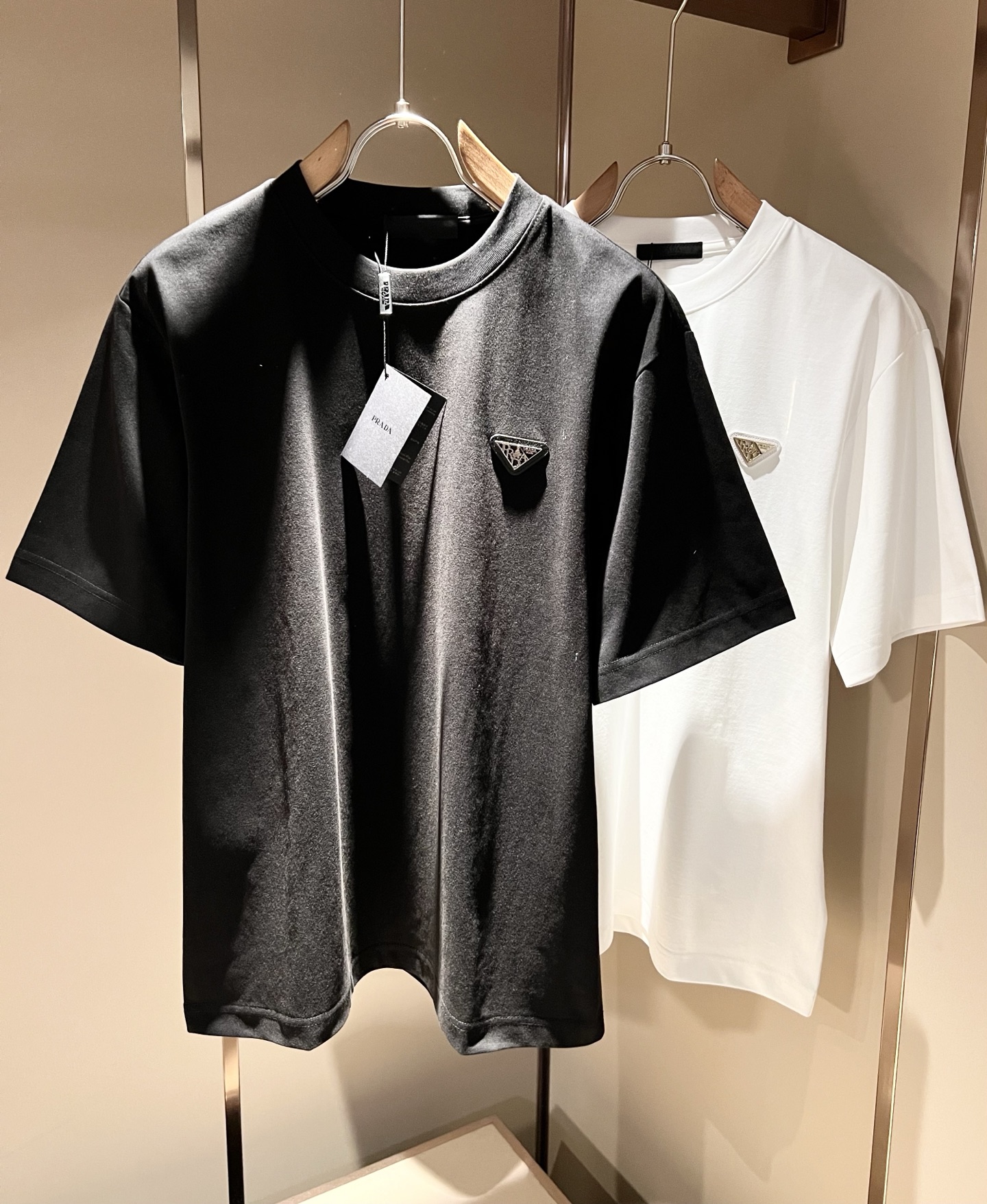 NO:758278,PRAD*A's new 2026 spring and summer short-sleeved T-shirts for men and women, the latest model is exclusively available on the entire network!  !  ~It is both classic and fashionable, who doesn’t love it? It shows the classic again, it is very eye-catching, and it has a low-luxury aura and recognition!  Pr*da's traditional brand concept and modern advanced technology are perfectly combined. Coupled with an extremely modern and simple design, Pr*da's exclusive logo pattern badge design!  Customized 100% imported pure cotton fabric!  The texture of this model is quite impressive. You can tell the specifications and grades at your fingertips. The level of finesse and breathability are top-notch!  Size S-2XL,,prada,T-shirt,tees,t-shirt,19860909PRAD*A普*达2026春夏新款男女同款短袖T恤,最新款全网独家首上！！~既经典有时尚百搭,谁不爱啊,将经典再次展现,非常的耐看,自带低奢光环与辨识度！Pr*da传统的品牌理念和现代化的先进技术进行了完美结合.加上极其现代摩登风范的简约设计,p家专属logo图案徽章设计！定制百分百进口纯棉面料！此款的质感相当感人 触手便知规格档次 细腻程度与透气效果堪称顶级！尺码S-2XL,,prada,T-shirt,tees，t-shirt,,Men's clothing