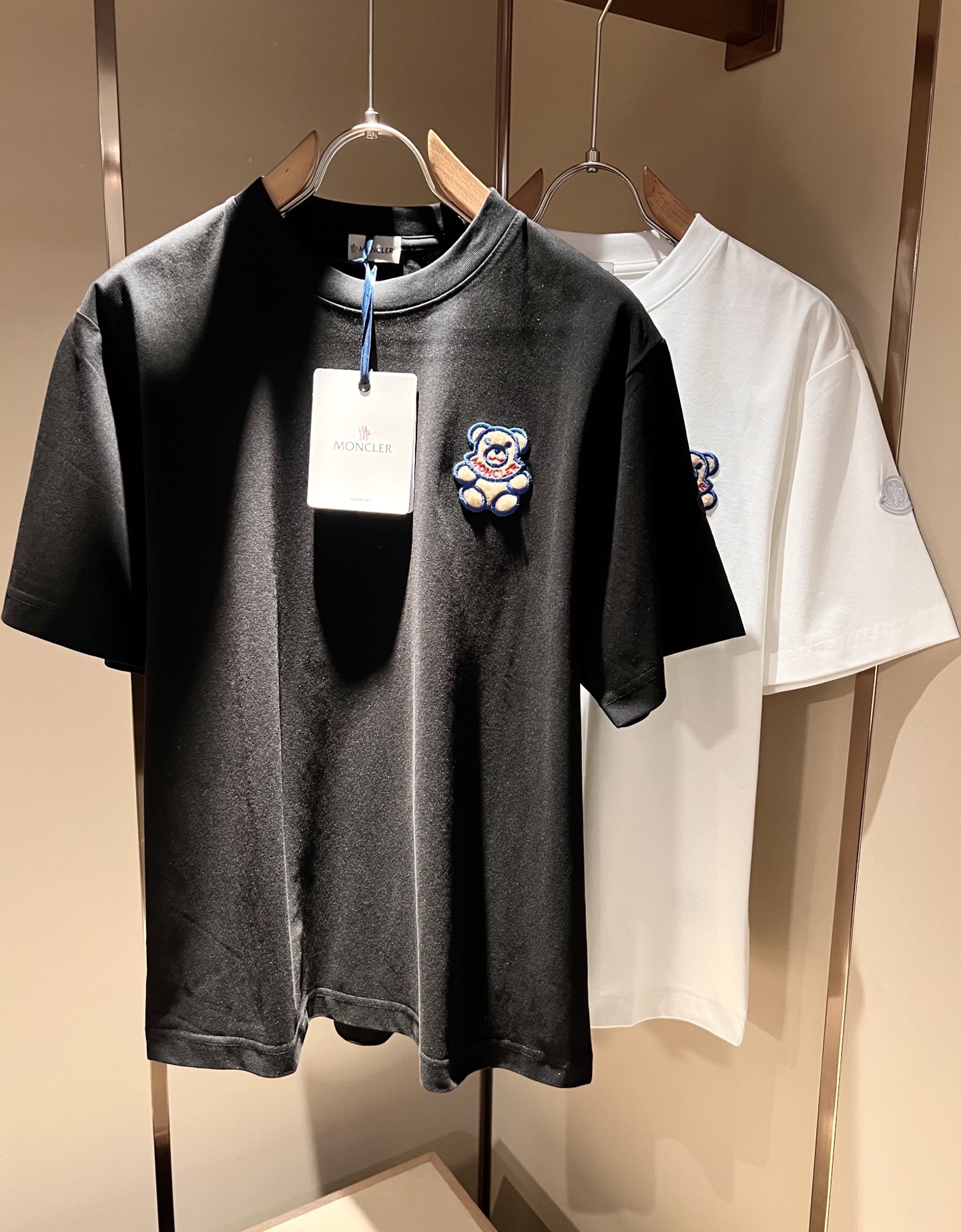 NO:758247,Moncler Mengjia's latest 2026 spring and summer trade order short-sleeved T-shirts for men and women, all in good condition!  !  Internet celebrity model!  Designed with logo embroidery!  The upper body is comfortable and breathable, not stiff, and the overall body has a rich three-dimensional feel. It is a quality export order and is customized with exclusive pure cotton fabric tailoring to meet the simple needs of commuters. The upper body effect is very good, slimming, and not picky about the figure. The fabric workmanship... is impeccable. Only good craftsmanship and good fabrics can make you wear a good taste. It is a must-have item for everyone!  Size S-2XL,,T-shirt,tees,t-shirt,19860909Moncler蒙家 2026春夏最新男女同款贸易订单短袖T恤,全品相！！网红款！采用logo图案刺绣设计！上身舒适透气,不僵硬,整体有着丰富的立体感,品质出口订单,定制专属纯棉面料剪裁,满足通勤人们对于着装的简约需求,上身效果很好,显瘦,不挑剔身材.面料做工....无可挑剔,好工艺好面料才能穿出好品味一款,人手必备单品！尺码S-2XL,,T-shirt,tees，t-shirt,,Men's clothing