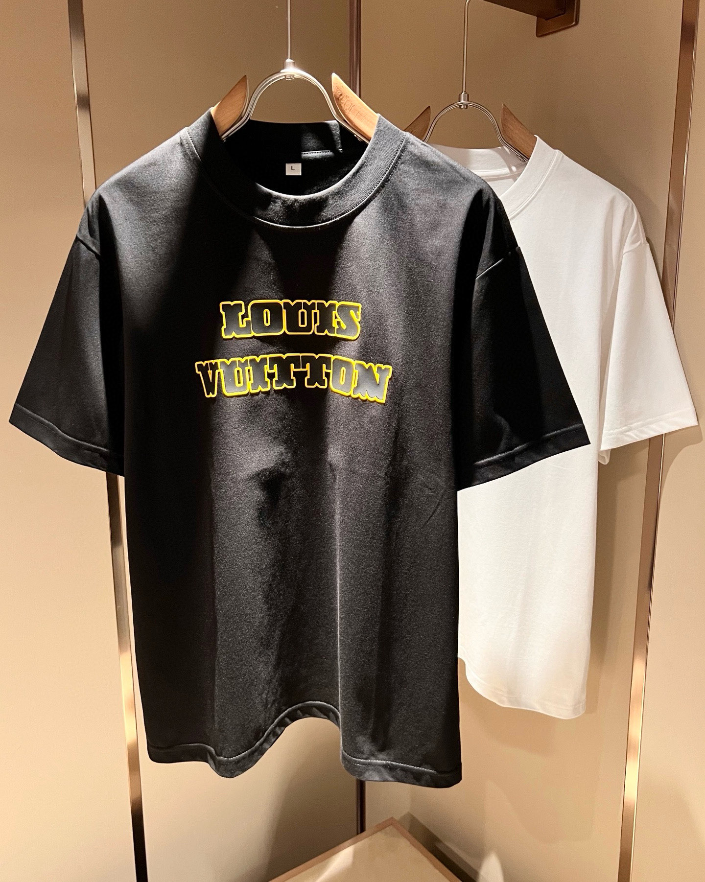 NO:761111,LouisVuitt* Louis*den's new 2026 spring and summer series of items are online. It is a very fashionable and avant-garde short-sleeved T-shirt for men and women, decorated with logo pattern printing!  It is different from the past and declares the design concept that the brand has inherited for many years!  Its eye-catching appeal is no less than any classic style, perfectly presenting the sense of fashion, high-end and luxury to the world!  It is made of imported 100% cotton material supplied by customers. It is a selection of high-quality pure cotton fabrics. It feels soft, waxy and delicate to the skin. The actual product will definitely exceed your imagination. It is extremely comfortable and breathable. Even if you sweat profusely, you will not feel greasy or stuffy. It maximizes sweat wicking and moisture absorption!  Size M-4XL,,louis vuitton,louis vuitton,T-shirt,tees,t-shirt,19860909LouisVuitt*路易*登 2026春夏全新系列单品上线,非常时髦前卫的一款男女同款短袖T恤,标识logo图案印花修饰！区别于以往的不同,宣示品牌传承多年的设计理念！其吸睛度完全不亚于任何经典款式,将时髦高级感与奢华感完美呈现在世人眼前！客供进口全棉材质制成,精选优质纯棉面料,触感软糯亲肤细腻,实物到手绝对超乎你的想象,贴身无比舒适透气,即便是汗流浃背也不会有腻身及闷热感可言,将排汗吸湿性发挥到了极致！尺码M-4XL,,louis vuitton,louis vuitton,T-shirt,tees，t-shirt,,Men's clothing