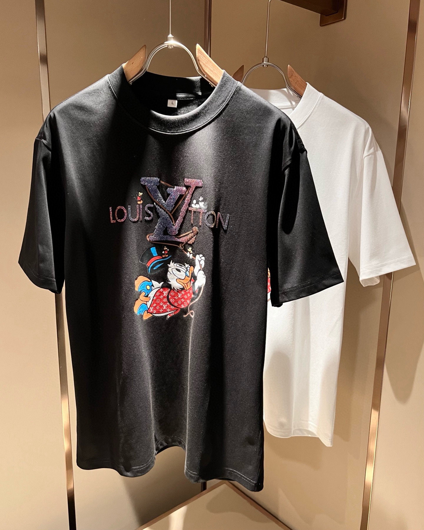 NO:761145,LouisVuitt* Louis*den's new 2026 spring and summer series of items are online. It is a very fashionable and avant-garde short-sleeved T-shirt for men and women, with logo and pattern printing and hot diamond decoration!  It is different from the past and declares the design concept that the brand has inherited for many years!  Its eye-catching appeal is no less than any classic style, perfectly presenting the sense of fashion, high-end and luxury to the world!  It is made of imported 100% cotton material supplied by customers. It is a selection of high-quality pure cotton fabrics. It feels soft, waxy and delicate to the skin. The actual product will definitely exceed your imagination. It is extremely comfortable and breathable. Even if you sweat profusely, you will not feel greasy or stuffy. It maximizes sweat wicking and moisture absorption!  Size M-4XL,,louis vuitton,louis vuitton,T-shirt,tees,t-shirt,19860909LouisVuitt*路易*登 2026春夏全新系列单品上线,非常时髦前卫的一款男女同款短袖T恤,标识logo图案印花烫钻修饰！区别于以往的不同,宣示品牌传承多年的设计理念！其吸睛度完全不亚于任何经典款式,将时髦高级感与奢华感完美呈现在世人眼前！客供进口全棉材质制成,精选优质纯棉面料,触感软糯亲肤细腻,实物到手绝对超乎你的想象,贴身无比舒适透气,即便是汗流浃背也不会有腻身及闷热感可言,将排汗吸湿性发挥到了极致！尺码M-4XL,,louis vuitton,louis vuitton,T-shirt,tees，t-shirt,,Men's clothing