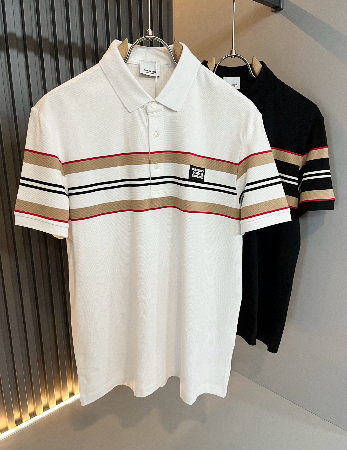 NO:761133,Bur*erry 2026 spring and summer new men's short-sleeved Polo shirt, the brand's latest design elements!  It’s neither monotonous nor complicated, just the right amount to show off your taste!  Customer-supplied top-quality customized pique cotton fabrics!  Comfortable, sweat-absorbent and breathable are not a problem at all. The unique luxury feel of the fabric presents a simple and elegant temperament!  Logo pattern laminated design on the chest!  Full three-dimensional! Standard cutting design!  Every detail is in sync with high-end fashion. Sizes: M-3XL, burberry, T-shirt,19860909Bur*erry 巴*莉 2026春夏新款男士短袖Polo衫,品牌最新设计元素！既不单调也不复杂,恰到好处的展现品味！客供顶级定制珠地棉面料！舒适吸汗透气根本不在话下,面料独具的高奢感呈现简约优雅气质！胸前logo图案压胶设计！饱满立体!标准裁剪设计！每一处细节都是与高端时尚同步的体现.尺码:M-3XL,,burberry,T-shirt,,Men's clothing