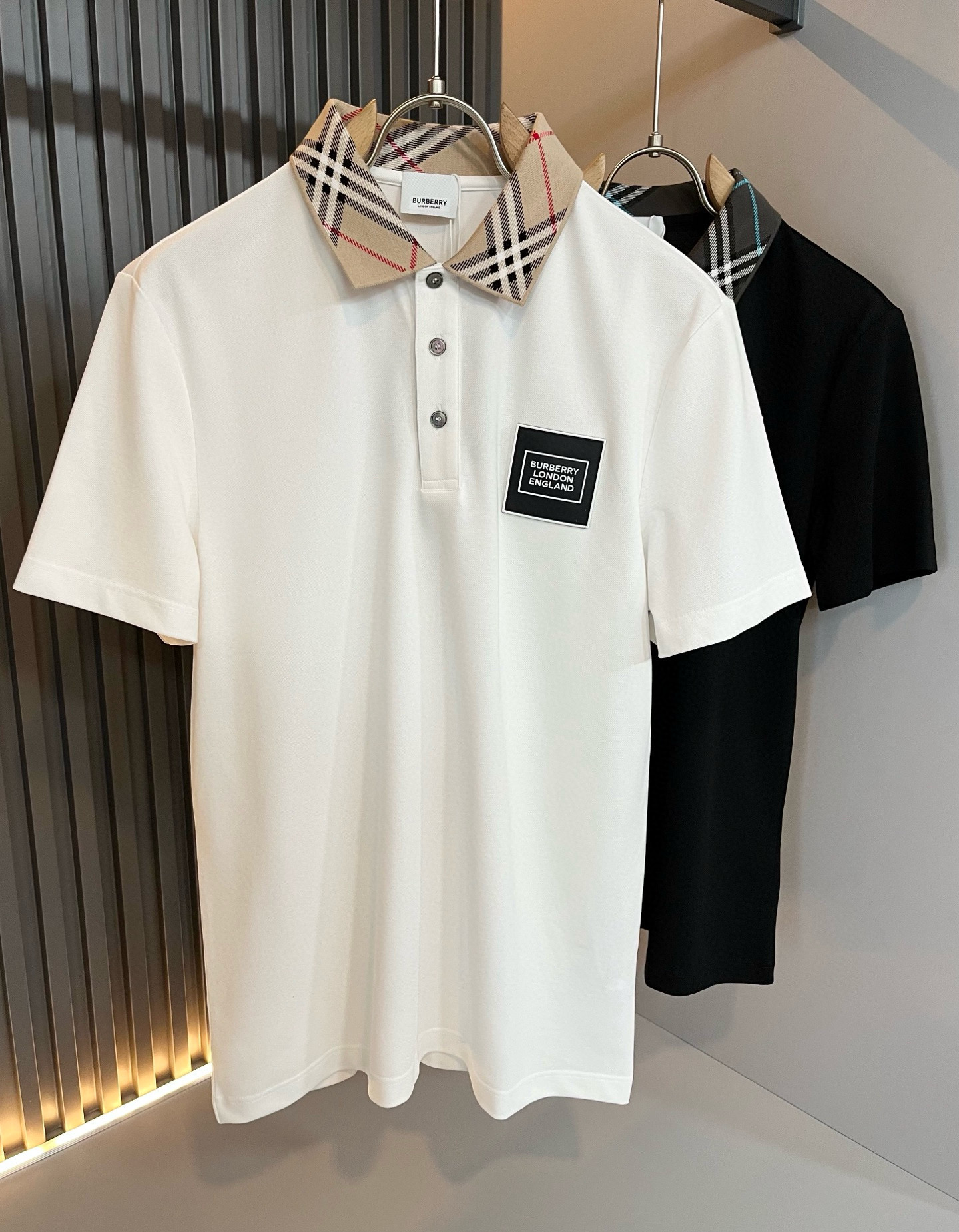 NO:761104,Bur*erry 2026 spring and summer new men's short-sleeved Polo shirt, the brand's latest design elements!  It’s neither monotonous nor complicated, just the right amount to show off your taste!  Customer-supplied top-quality customized pique cotton fabrics!  Comfortable, sweat-absorbent and breathable are not a problem at all. The unique luxury feel of the fabric presents a simple and elegant temperament!  Logo pattern laminated design on the chest!  Full three-dimensional! Standard cutting design!  Every detail is in sync with high-end fashion. Sizes: M-3XL, burberry, T-shirt,19860909Bur*erry 巴*莉 2026春夏新款男士短袖Polo衫,品牌最新设计元素！既不单调也不复杂,恰到好处的展现品味！客供顶级定制珠地棉面料！舒适吸汗透气根本不在话下,面料独具的高奢感呈现简约优雅气质！胸前logo图案压胶设计！饱满立体!标准裁剪设计！每一处细节都是与高端时尚同步的体现.尺码:M-3XL,,burberry,T-shirt,,Men's clothing