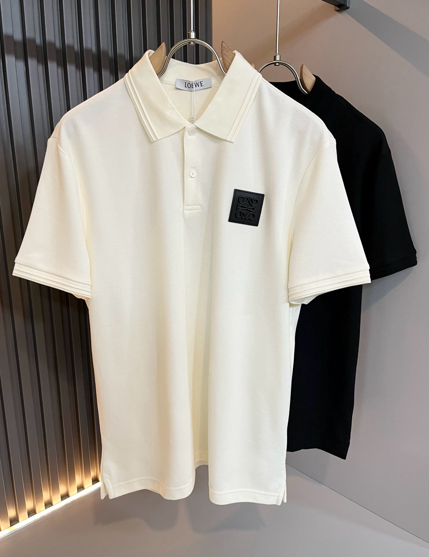 NO:761138,LO*WE/罗*伟 2026 spring and summer men's lapel short-sleeved POLO shirts, available from trading company channels, the latest 2025 spring and summer products, sold simultaneously in official counters, classic star-level items!  LO*WE's leather goods have the highest say in the entire fashion circle. The brand value is very influential and has a century-old historical and cultural heritage. It is a brand used by the royal family and nobles. Its exquisite craftsmanship and design have subverted modern aesthetics!  The overall design is in line with the aesthetic design of the LOE family, using classic brand elements, perfectly inheriting the essence and genes of the LOE family, and injecting the brand logo design!  The vision is quite exquisite and beautiful, highlighting the brand characteristics, highly recognizable and very fashionable. The overall design interprets minimalism to the extreme, simple and elegant!  High-end materials are imported from Egypt, and high-end high-quality cotton is selected and woven and dyed in a century-old Italian workshop. It is an extremely luxurious and special material. The fabric properties are all of the highest quality. The mesh structure is delicate and natural, with perfect combination of comfort and breathability. The tactile experience is self-evident, and the ultimate luxury enjoyment!  The appearance is perfect, the details are exquisite, the fashionable zipper placket, and the small lapel design not only reduce the age but also highlight the fashionable temperament. The upper body is full of temperament, the color matching is quite in line with the needs of the season, the control is very high, regardless of age, and the style is excellent!  Size M-3XL,,loewe,T-shirt,19860909LO*WE/罗*威2026春夏男士翻领短袖POLO衫,贸易公司渠道货,2025春夏最新品,官柜同步售卖,经典明星级单品！LO*WE家的皮具单品在整个时装圈最有极高的的发言权,品牌价值影响力颇高,有着百年历史文化底蕴,皇室御贵族御用品牌,其精湛的手工艺及设计感颠覆了现代审美！整体的设计符合LOE家美学设计,运用了经典的品牌元素,完美沿袭了LOE家的精髓与基因,注入品牌logo标识设计！视觉颇为精致美观,彰显了品牌特质,辨识度极高且极具时髦感,整体的设计将极简主义阐释到极致,简约而大方！客供埃及进口高级物料,甄选高端优质棉经过意大利百年工坊定织定染而成,极为奢华特殊的材质,面料属性皆为上乘,网眼结构细腻自然,舒适性与透气性完美兼备,触感体验不言而喻,奢华极致享受！品相完美如斯,细节处处精致考究,时尚拉链开合门襟,搭配小翻领设计,即减龄又凸显了时髦气质感,上身满满的气质感,配色相当符合搭配季节需求,驾驭度混搭性极高,无关年龄界定,造型感极佳的一款单品！尺码M-3XL,,loewe,T-shirt,,Men's clothing