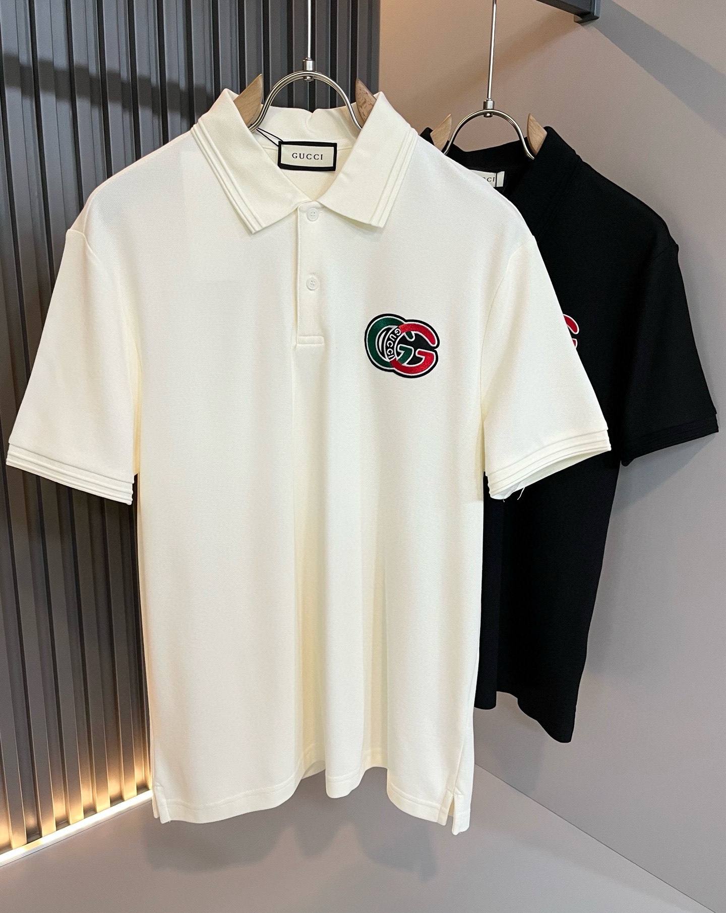 NO:761146,GUC*I Gujia’s new 2026 spring and summer short-sleeved Polo shirts are rarely available through trading company channels and will be sold simultaneously on the official website!  G's spring and summer series for couples is online, with logo embroidery design on the chest!  The fabric is breathable and has a certain sense of self-importance. Customized original imported top-grade pique cotton fabric!  It is breathable, skin-friendly and comfortable to wear next to the body. The colors are beautiful, eye-catching and fashionable. The unique patterns will definitely make you stand out in the crowd!  The upper body effect is age-reducing and versatile, making it easy to wear in daily casual wear, and can be easily worn by both men and women!  Size M-3XL,,gucci,gucci,gucci,T-shirt,19860909GUC*I 古家2026春夏新款短袖Polo衫,贸易公司渠道稀出,同步官网发售！G家春夏系列情侣上线,胸前logo刺绣设计！面料透气有一定的自重感,定制原版进口顶级珠地棉面料！贴身穿着透气亲肤舒适,色彩靓丽、吸睛时髦度爆棚,与众不同的图案绝对可以让你在人群中出彩万分！上身效果减龄又百搭,轻松Get起日常休闲穿搭,男女皆可轻松驾驭！尺码M-3XL,,gucci,gucci,gucci,T-shirt,,Men's clothing