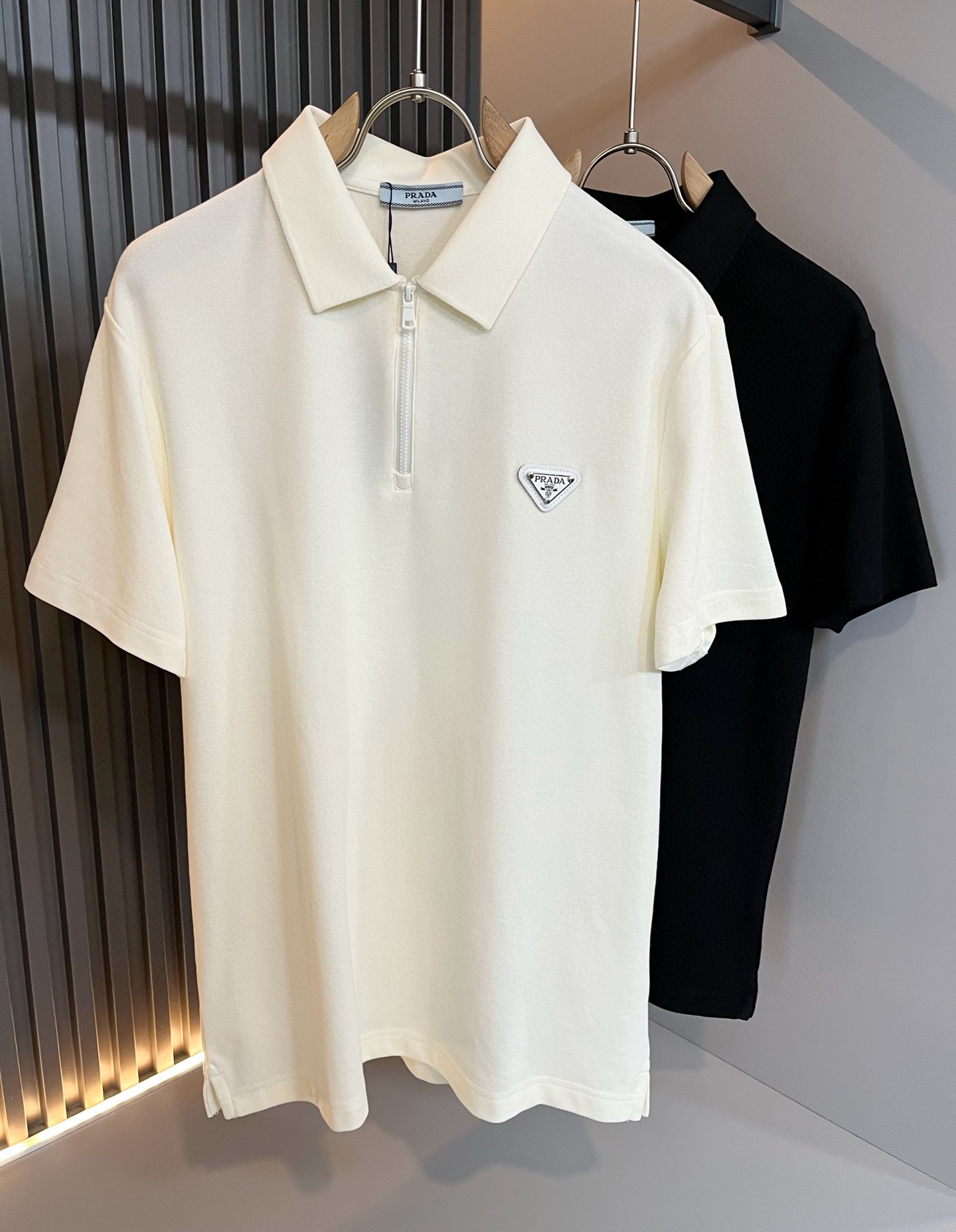 NO:761152,Prad*P*DA 2026 spring and summer new short-sleeved Polo shirt with classic elements, classic and elegant style, can be worn for ten years and still popular, you must collect a few pieces, rare and exquisite style, you must collect it!  A piece of good taste!  It is so important that no matter what season it is, it is 100% imported top quality pique cotton!  Fine weave!  solid!  Recognized as one of the best cottons in the world!  The feel and texture are perfect! Triangular hardware logo design on the chest!  Perfectly enriching everyone’s visual sense!  Make you feel clean and neat!  Fashionable and good-looking!  !  Wearing this short-sleeved shirt from Prada, you will know what the world is worth!  PRADA has always been the quality life pursued by European aristocrats and upper-class people. This simple casual and versatile T-shirt is a personal luxury item with fashionable colors. Luxurious materials and rigorous craftsmanship are the main tools for PRADA fans. The flat and stylish round neck, the version is warm and comfortable, easy to wear and match, and the black and white two-tone color has its own accent and handsomeness. It is truly one that conquers the world!  The brand's design details are very exquisite, and the upper body is light and stylish. You must buy the latest T-shirts every season. In the face of this kind of consumables, it directly saves you the trouble of dressing when going out. There are many letter T-shirts on the market, but this one is rare. The streamlined tailoring and light casual literary temperament give you a perfect look in spring. Anyone who pursues fashion may wish to try it!  Size M-3XL,,prada,prada,T-shirt,tees,t-shirt,19860909Prad*普*达 2026春夏季新款经典元素短袖Polo衫,经典大方的款式,可以穿十年都还是流行的那种,你一定要收藏几件,难得精致极致的款,你一定要收！好品味的一件！重要到哪个季节都绕不开它百分百进口顶级珠地棉！织法精细！结实！世界公认最好的棉之一！手感质感都极完美! 胸口三角五金logo图案设计！完美的丰富大家的视觉感！让你感觉干净利落！时尚又好看！！穿上普拉达的这款短袖,才知道什么是人间太值得！PRADA一直都是欧洲贵族和上流社会雅士追求的品质生活这款简易休闲百搭T恤更是穿出个人奢侈的单品色彩时尚 奢侈的材质和严谨的工艺是PRADA圈粉的主要利器平整有型的圆领,版型温暖舒适好穿又好搭,黑白双色自带腔调和帅气,真正的一款打天下！品牌的设计细节十分考究,上身轻便有型,每季都要入手最新的T恤,面对这种消耗品,直接省了你出门穿搭的烦恼,市面上的字母T恤有很多,但这款还很难得一见了,信手拈来的流线剪裁,淡淡的休闲文艺气质,给足春日的排面,每个对时髦度有追求的你,都不妨上身一试！尺码M-3XL,,prada,prada,T-shirt,tees，t-shirt,,Men's clothing