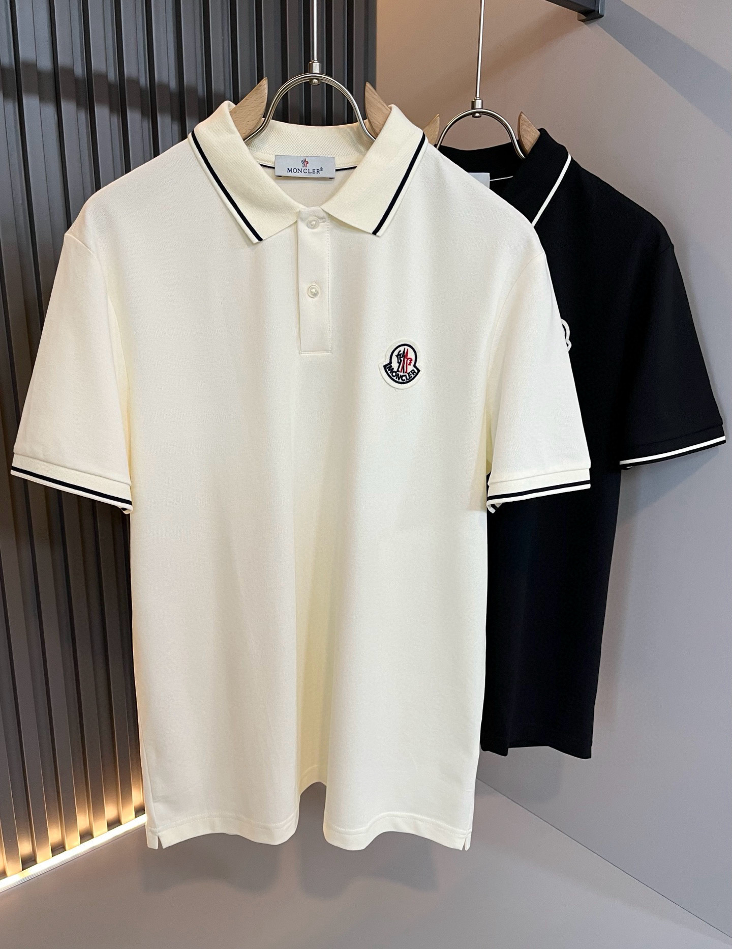 NO:761116,MON Meng**kou 2026 spring and summer new men's original men's short-sleeved POLO shirts, products from trading companies, are on sale simultaneously on the official website!  This type of basic item must appear every season. It is supplied with imported pique mesh cotton, which has both comfort and breathability. The overall visual value is perfect, and the logo embroidered badge on the chest is decorated!  A highly wearable item!  Standard cut, comfortable stretch, unrestricted movement!  The design of the lapels not only meets the needs of simple style, but also has strong practicality and high-end atmosphere!  Universal and versatile style. Sizes M-3XL, T-shirt,19860909MON蒙**口2026春夏新款男士原单男士短袖POLO衫,贸易公司货,官网同步发售！此类型的基础单品是每季必出现的,客供进口珠地网眼棉,舒适性与透气性兼备,整体视觉值满分,胸前标志logo刺绣徽章修饰！穿搭率极高的单品！版型剪裁标准,伸展舒适,运动无拘束！翻领的设计在满足简约的风格上的需求同时,实穿性强,高端大气上档次！ 万能百搭款.尺码M-3XL,,T-shirt,,Men's clothing