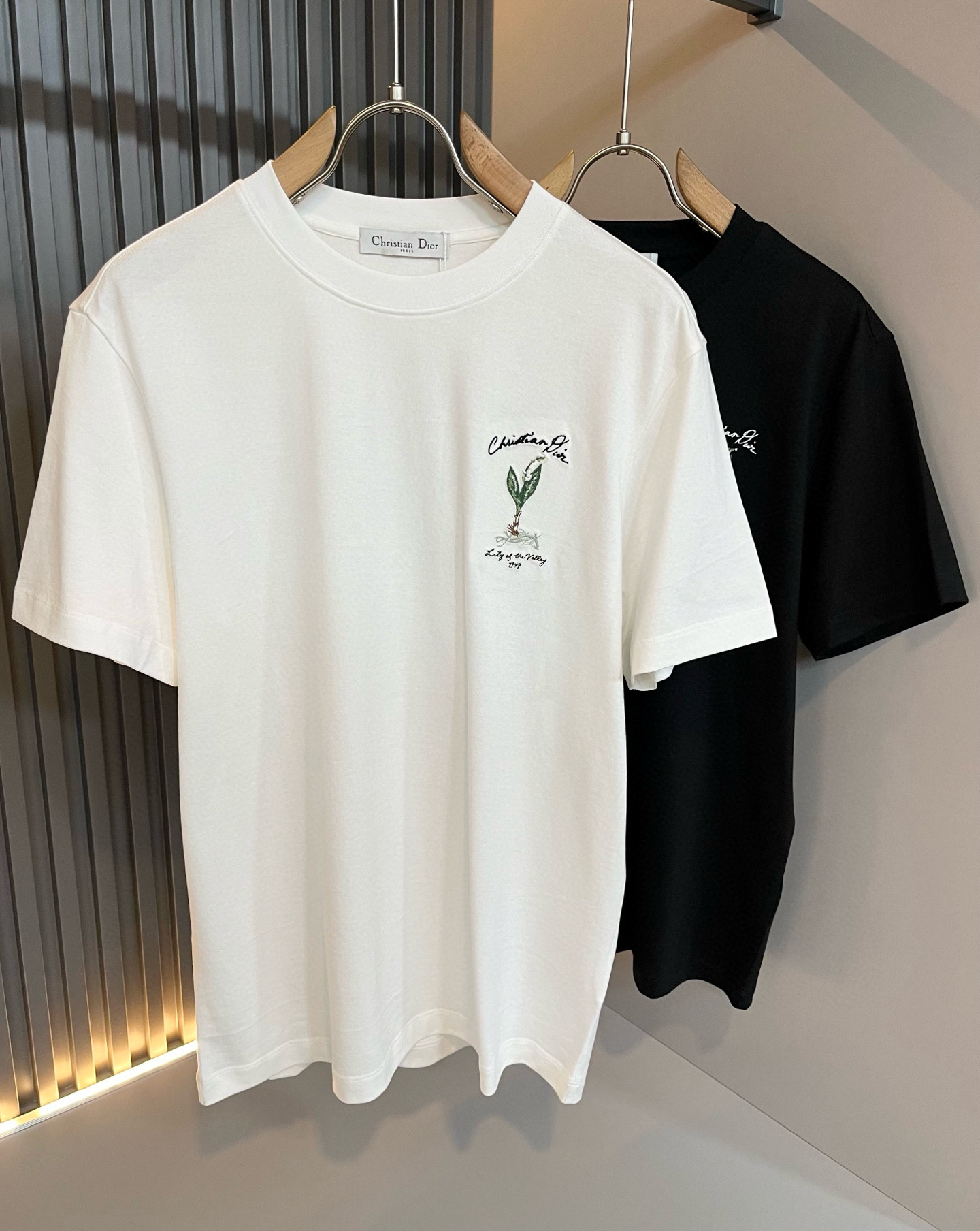 NO:761127,Dio*Dijia's new 2026 spring and summer short-sleeved T-shirts for men and women are on sale simultaneously at counters!  Customized exclusive 260g pure cotton fabric, customized original craft thread, and embroidery craft design of logo pattern on the chest!  Simple and elegant, easy to match and versatile, extremely high-grade, perfectly integrated into fashion and style, it is a top-notch fashionable style that is perfect for outer wear!  The whole thing gives people a natural feeling!  The ultimate classic versatile short-sleeved T-shirt, designed with the latest three-dimensional letter logo embroidery elements!  The ultimate heavy work, the ultimate perfection!  Fans who pursue high quality should rush to buy it by themselves, and we sincerely invite all fans who know the goods to appreciate this model together!  !  Size M-3XL,,dior,dior,T-shirt,tees,t-shirt,19860909Dio*迪家 2026春夏新款男女同款短袖T恤,专柜同步发售！定制专属260克纯棉面料,定制原版工艺螺纹,胸前logo图案刺绣工艺设计！简约大方,从容百搭,档次极高,完美融入时尚还有风情感一款完美符合外穿的顶尖时髦气质款！整体给人浑然天成的感觉！极致经典的百搭型短袖T恤,采用最新的立体字母logo刺绣元素设计！极致的重工极致的完美！追求高品质的粉丝们请自行抢购,诚邀所有识货的粉丝一同鉴赏此款！！尺码M-3XL,,dior,dior,T-shirt,tees，t-shirt,,Men's clothing