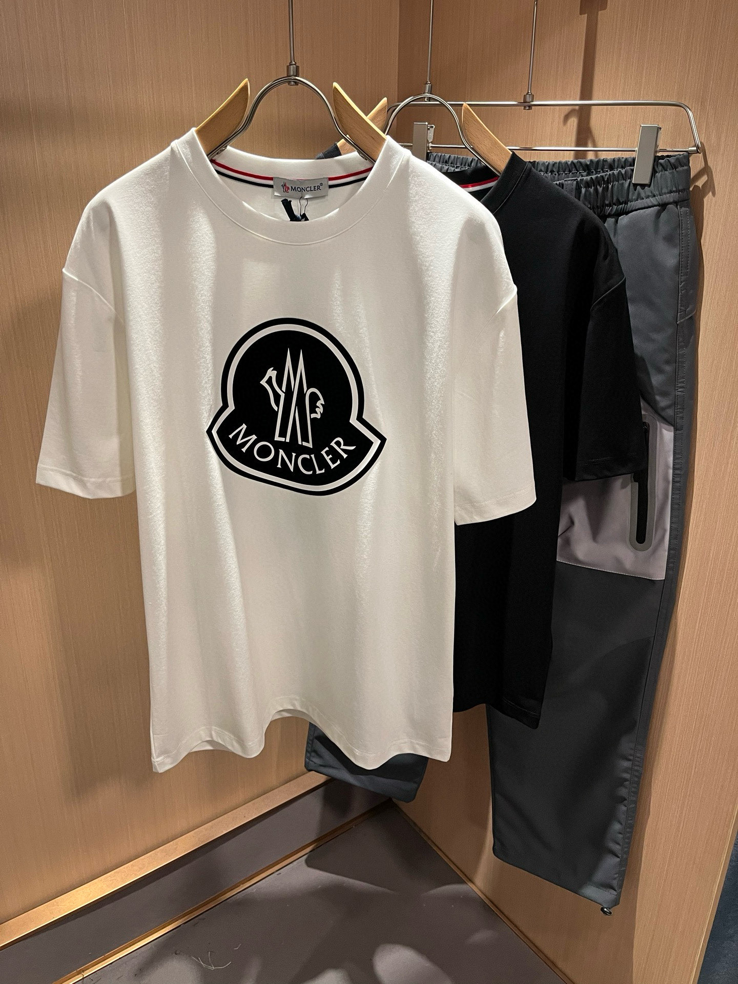 NO:761121,Moncler Mengjia's latest 2026 spring and summer trade order short-sleeved T-shirts for men and women, all in good condition!  !  Internet celebrity model!  Adopt logo pattern laminated design!  The upper body is comfortable and breathable, not stiff, and the overall body has a rich three-dimensional feel. It is a quality export order and is customized with exclusive pure cotton fabric tailoring to meet the simple needs of commuters. The upper body effect is very good, slimming, and not picky about the figure. The fabric workmanship... is impeccable. Only good craftsmanship and good fabrics can make you wear a good taste. It is a must-have item for everyone!  Size M-3XL,,T-shirt,tees,t-shirt,19860909Moncler蒙家 2026春夏最新男女同款贸易订单短袖T恤,全品相！！网红款！采用logo图案压胶设计！上身舒适透气,不僵硬,整体有着丰富的立体感,品质出口订单,定制专属纯棉面料剪裁,满足通勤人们对于着装的简约需求,上身效果很好,显瘦,不挑剔身材.面料做工....无可挑剔,好工艺好面料才能穿出好品味一款,人手必备单品！尺码M-3XL,,T-shirt,tees，t-shirt,,Men's clothing