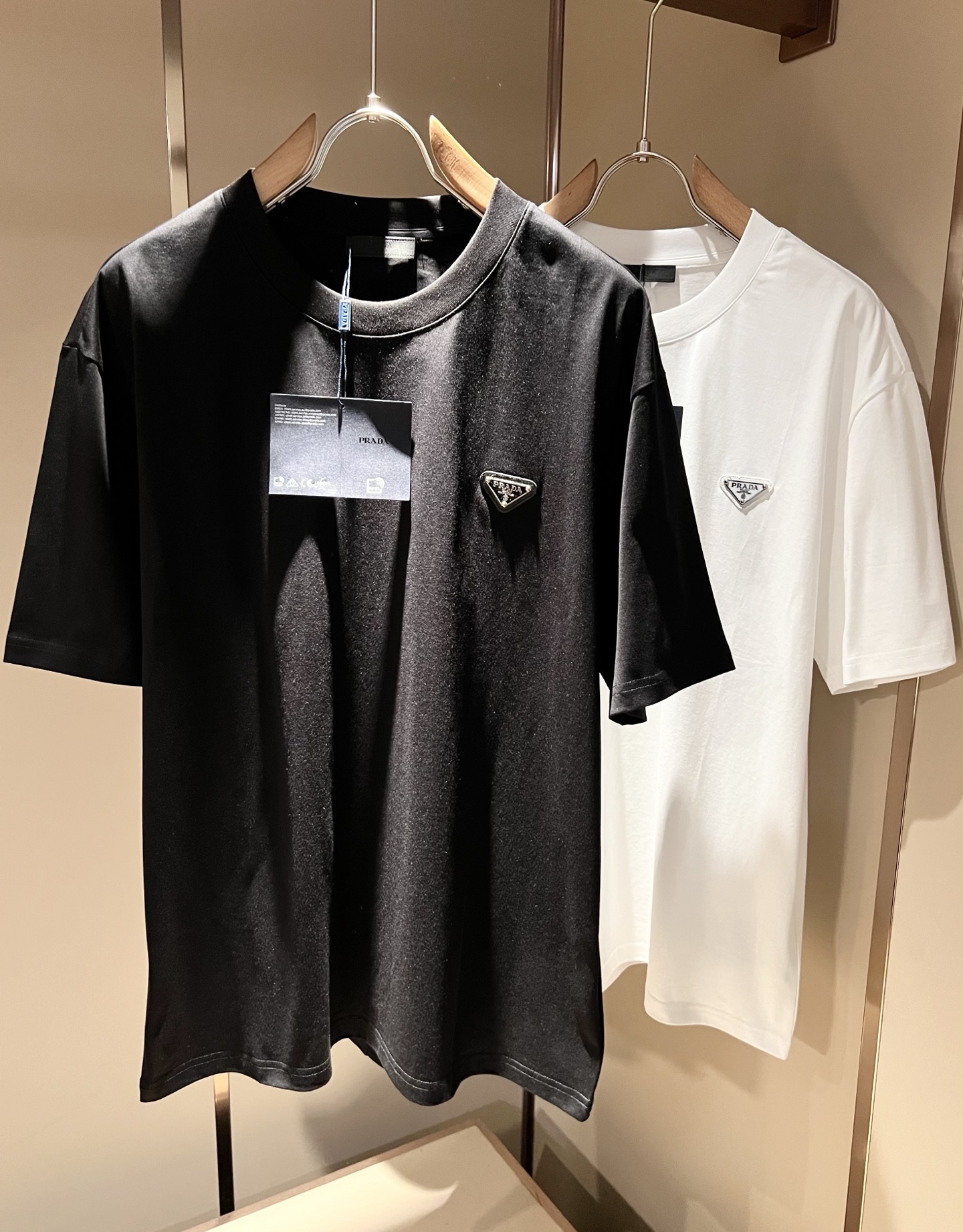 NO:761151,PRAD*A 2026 spring and summer new short-sleeved T-shirt, the latest model is exclusively available on the entire network!  !  ~It is both classic and fashionable, who doesn’t love it? It shows the classic again, it is very eye-catching, and it has a low-luxury aura and recognition!  Pr*da's traditional brand concept and modern advanced technology are perfectly combined. Coupled with an extremely modern and simple design, Pr*da's exclusive logo pattern badge design!  Customized 100% imported pure cotton fabric!  The texture of this model is quite impressive. You can tell the specifications and grades at your fingertips. The level of finesse and breathability are top-notch!  Size M-3XL,,prada,T-shirt,tees,t-shirt,19860909PRAD*A普*达2026春夏新款短袖T恤,最新款全网独家首上！！~既经典有时尚百搭,谁不爱啊,将经典再次展现,非常的耐看,自带低奢光环与辨识度！Pr*da传统的品牌理念和现代化的先进技术进行了完美结合.加上极其现代摩登风范的简约设计,p家专属logo图案徽章设计！定制百分百进口纯棉面料！此款的质感相当感人 触手便知规格档次 细腻程度与透气效果堪称顶级！尺码M-3XL,,prada,T-shirt,tees，t-shirt,,Men's clothing