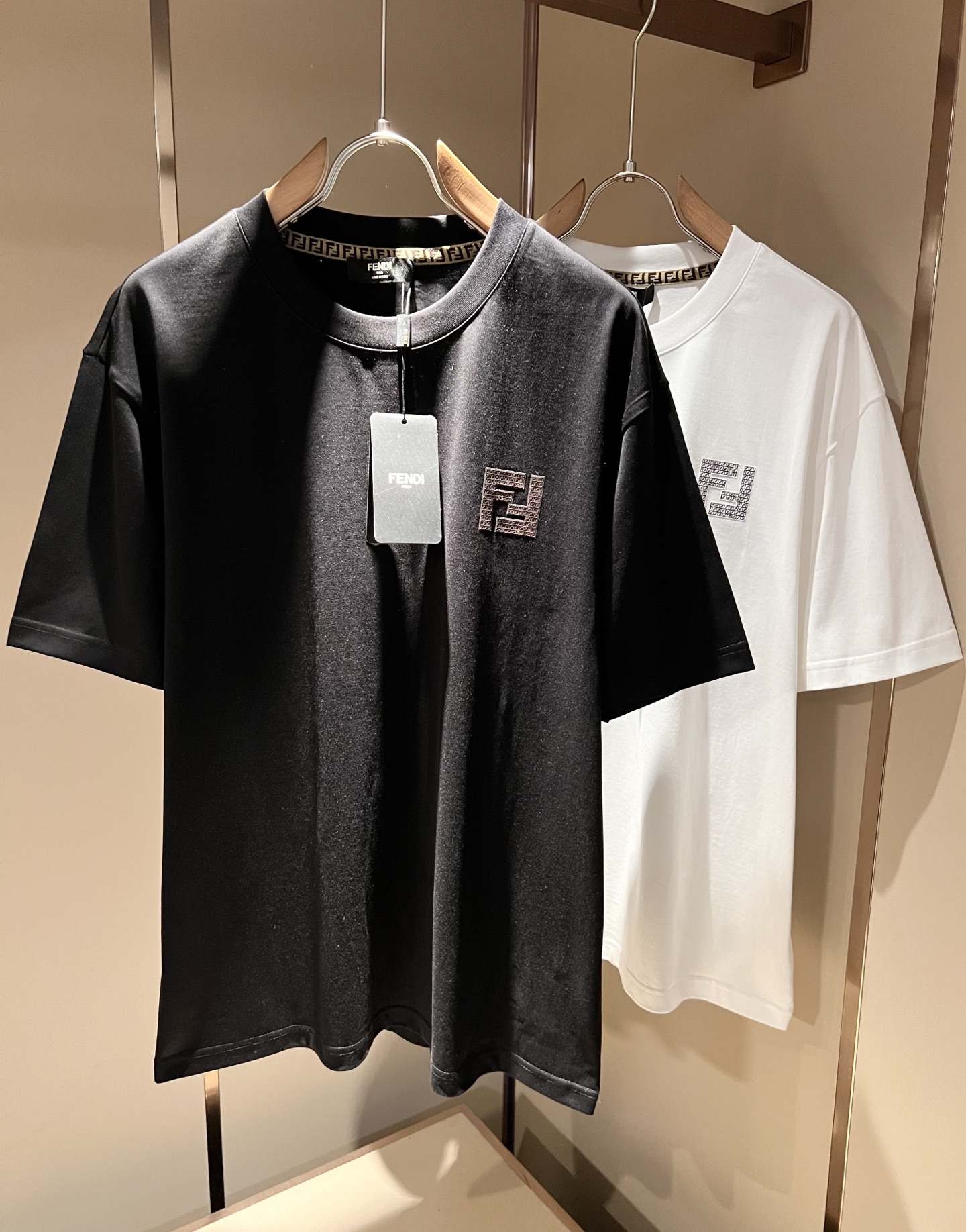 NO:761117,FEN*I Fen*di 2026 spring and summer new FD family FF short-sleeved T-shirt for men and women, versatile and extremely short-sleeved T-shirt for men and women. Italian original order, popular item of FD family, simple and solid color. It is the enduring iconic product of FD family, full of representativeness and full sense of specification. It is worth buying for all FD fans!  Pure Italian channel order, the FD family's high-end and popular product, a very popular item at the moment, with the iconic letter logo pattern laminated and decorated!  High-end goods worth keeping for yourself and giving away!  Trendy and good-looking, full of trendy atmosphere, extremely high-grade and standard, and using a very classic black and white two-color combination, which gives a strong visual impact and is highly recognizable. It is made of top-grade exclusive pure cotton fabric, feels soft, delicate and comfortable, and the appearance is quite advanced and classy!  It perfectly interprets the charm of the brand and leaves a deep impression on people. It is more fashionable and charming, and the upper body is simple, elegant and fashionable, and there is no pressure to wear it!  Wear it alone or paired with it, it’s a beautiful sight that can’t be ignored!  Size M-3XL,,fendi,dior,T-shirt,tees,t-shirt,19860909FEN*I 芬*迪2026春夏新款FD家族FF男女同款短袖T恤,男女同款百搭极简短袖.意大利原厂订单,FD家族人气单品,简约纯色系打造.FD家族经久不衰的标志性臻品,代表性十足,规格感十足的精品,所有FD粉丝都值得抢购的精品！纯正意代渠道订单,FD家族的高奢人气爆款产物,当下十分火爆的单品,标志性字母logo图案压胶修饰！值得自留和送人的高端货！新潮又好看,潮流气息感十足,档次规格感极高,并且采用十分经典的的黑白双色搭配,给人的视觉冲击感相当强烈,有着极高的辨识度,顶级专属纯棉面料,打造,触感柔软细腻舒适,品相相当高级有档次！完美诠释品牌魅力,给人留下深刻印象.更具时尚与韵味,上身简约大方时尚,对于穿搭更是毫无压力！单穿内搭都极有味道,不可忽视的靓丽风景线！ 尺码M-3XL,,fendi,dior,T-shirt,tees，t-shirt,,Men's clothing