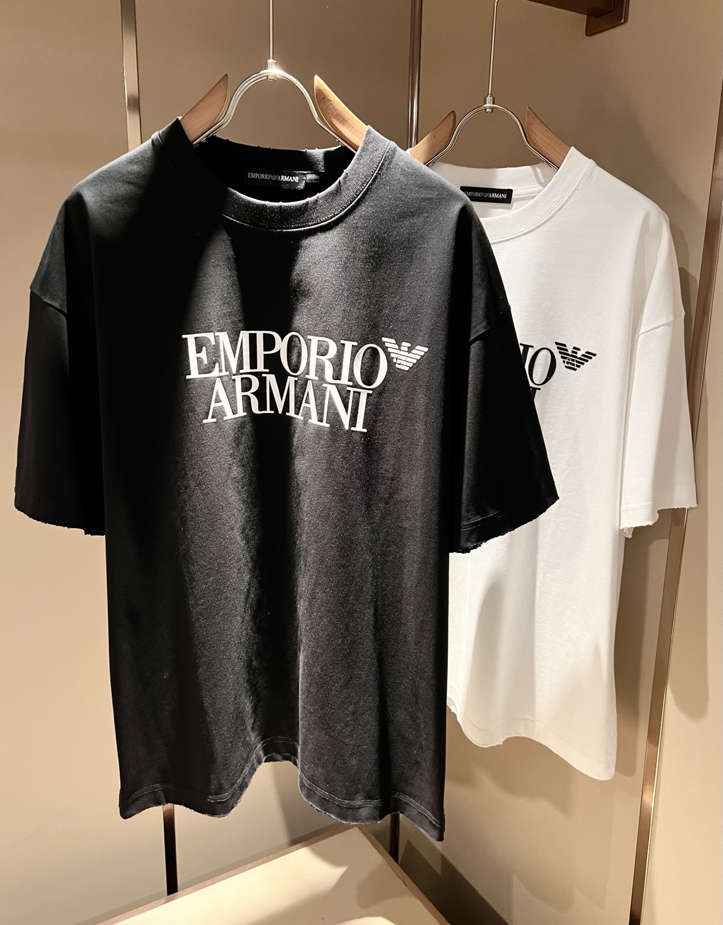 NO:761134,Arman 2026 spring and summer new casual short-sleeved T-shirt for men and women, original factory order, logo laminated design!  The simple design is exquisite and elegant, which is amazing!  Customized original and exclusive pure cotton fabric, soft and delicate to the touch, super comfortable on the upper body, and the ultimate wearing enjoyment!  Inheriting the classic version of the past, the upper body effect is naturally outstanding. It is simple to wear without too many accessories. It can easily create a sense of fashion, and the rate of return will also increase. Get it quickly!  Size M-3XL,,armani,T-shirt,tees,t-shirt,19860909Arman阿*尼2026春夏新款男女同款休闲短袖T恤,原单代工厂订单,标志logo压胶设计！简洁的设计精致优雅,令人叹服！定制原版专属纯棉面料,手感柔软细腻,上身超级舒适,极致的穿着享受！继承着以往的经典版型,上身效果自然而来的出彩,简单穿搭无需过多的饰物,轻松搭出时尚感,回头率也会随之提升.速度入手吧！尺码M-3XL,,armani,T-shirt,tees，t-shirt,,Men's clothing