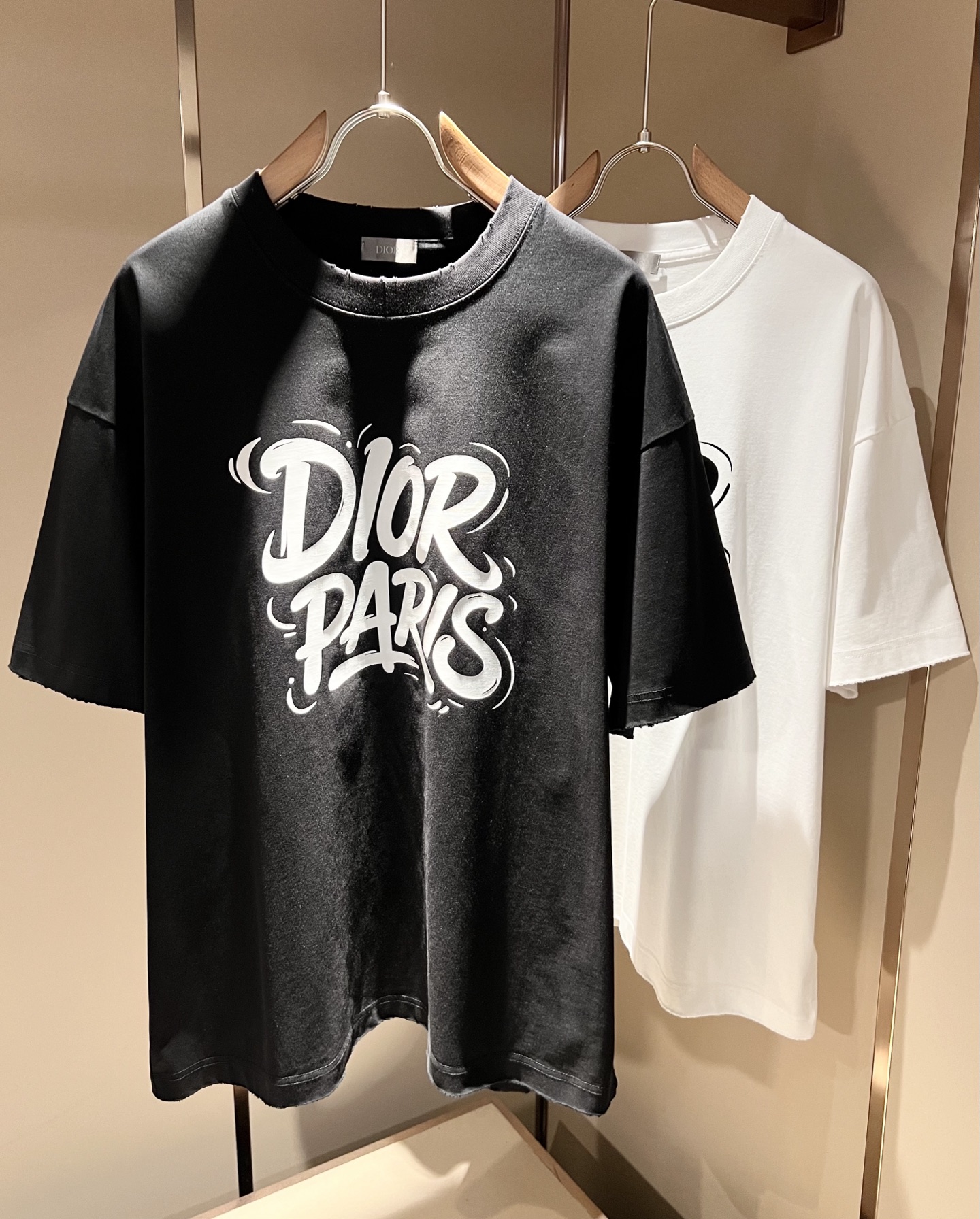 NO:761123,Dio*Dijia's new 2026 spring and summer short-sleeved T-shirts for men and women are on sale simultaneously at counters!  Customized exclusive 260g pure cotton fabric, customized original craft thread, chest logo pattern laminated craft design!  Simple and elegant, easy to match and versatile, extremely high-grade, perfectly integrated into fashion and style, it is a top-notch fashionable style that is perfect for outer wear!  The whole thing gives people a natural feeling!  The ultimate classic versatile short-sleeved T-shirt, designed with the latest three-dimensional letter logo laminated elements!  The ultimate heavy work, the ultimate perfection!  Fans who pursue high quality should rush to buy it by themselves, and we sincerely invite all fans who know the goods to appreciate this model together!  !  Color Black White Size M-3XL,,dior,dior,T-shirt,tees,t-shirt,19860909Dio*迪家 2026春夏新款男女同款短袖T恤,专柜同步发售！定制专属260克纯棉面料,定制原版工艺螺纹,胸前logo图案压胶工艺设计！简约大方,从容百搭,档次极高,完美融入时尚还有风情感一款完美符合外穿的顶尖时髦气质款！整体给人浑然天成的感觉！极致经典的百搭型短袖T恤,采用最新的立体字母logo压胶元素设计！极致的重工极致的完美！追求高品质的粉丝们请自行抢购,诚邀所有识货的粉丝一同鉴赏此款！！颜色黑色 白色 尺码M-3XL,,dior,dior,T-shirt,tees，t-shirt,,Men's clothing