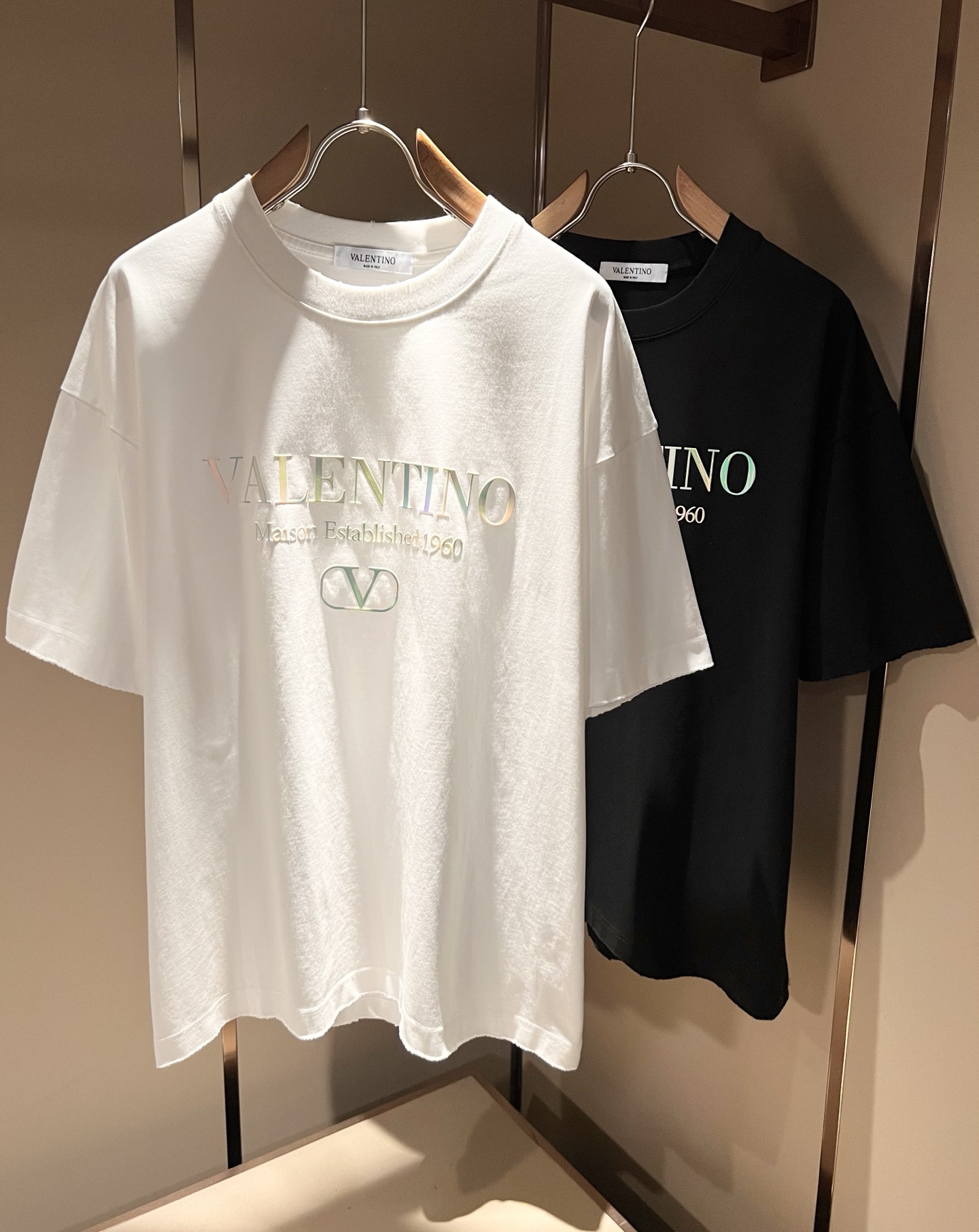 NO:761159,VALENTI*O～counter model, 2026 spring and summer new short-sleeved T-shirt, logo embossed design on the chest!  Simple, fashionable and youthful, versatile style, the upper body feels very young and elegant!  It will never go out of style. It is available at all major counters at the same time. All foreign trade products are ordered by the trading company. The workmanship and details are in place and very particular. Fitted tailoring. The fabric is made of 260g pure cotton!  The upper body is comfortable and breathable, and the overall body has a good sense of stiffness. It is a basic daily wear. Whether worn alone or layered, it is simple and outstanding. Casual men and women should not miss it. Sizes M-3XL, valentino, valentino, T-shirt, tees, t-shirt,19860909VALENTI*O华伦*奴～柜台款、2026春夏新款短袖T恤衫,胸前logo压胶设计！简单时尚而年轻,百搭风格,上身感很年轻优雅！永远不会过时.各大柜台同步上市,外贸全品相贸易公司订单货品,做工和细节部位非常到位,非常讲究.合体的剪裁.面料采用260g纯棉面料！上身舒适透气,整体又有很好的挺括感,日常基础穿着.不管单穿还是内搭,简简单单就很出彩,休闲男女不容错过.尺码M-3XL,,valentino,valentino,T-shirt,tees，t-shirt,,Men's clothing