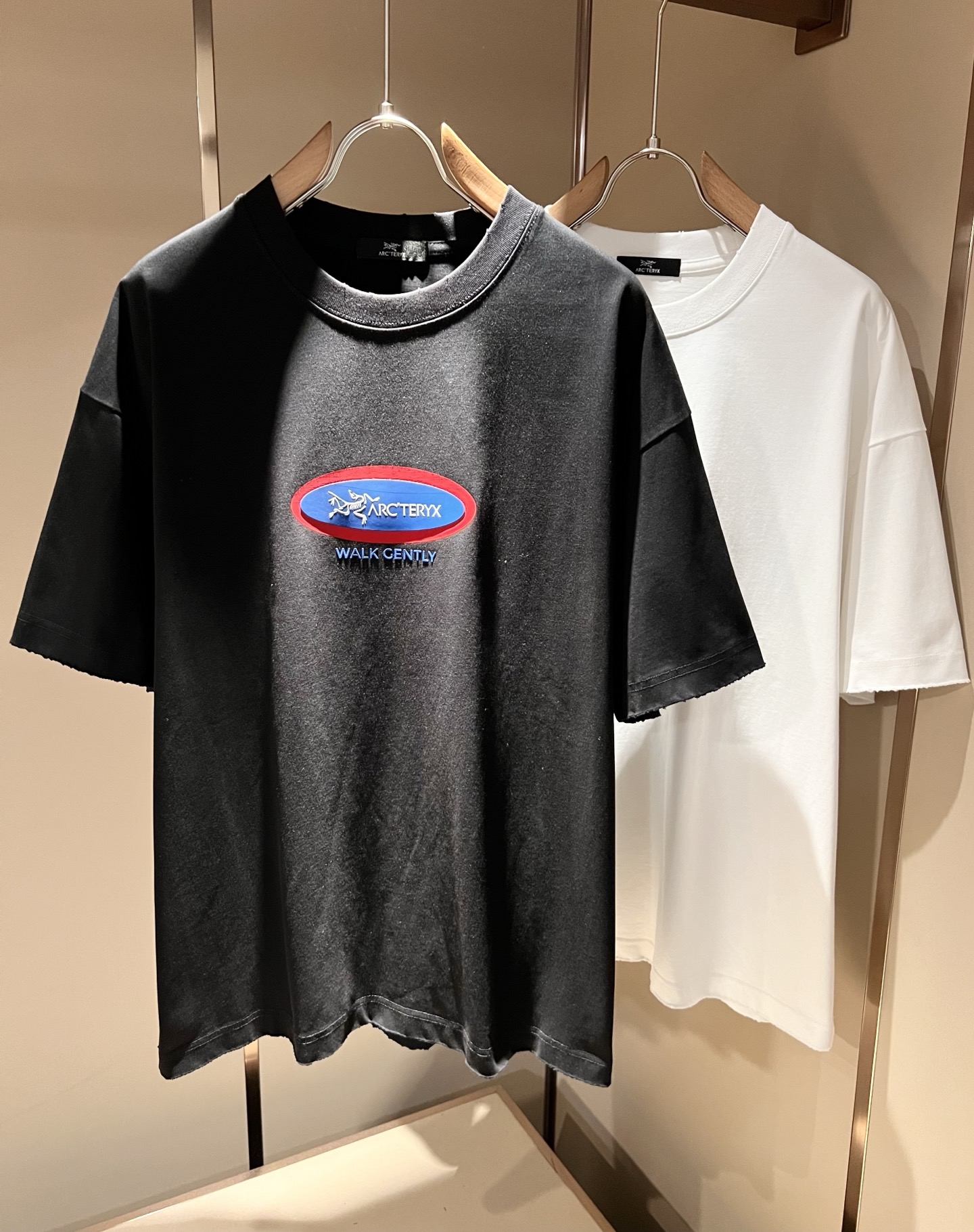 NO:761147,ARCTER *  In addition to its considerable attainments in style design, the most obvious or most proficient thing is that it has deeper and unique insights and attainments in fabrics. Through continuous structural research and problem solving, it is characterized by unique research on fabrics. These alone are enough to support it to become one of the leading new logo brand images in the clothing manufacturing industry. This model uses air cotton material!  The fabric after being carefully blended has a smooth and soft feel, and it has both natural beauty and comfort. The large body shape is simple and clean, and the fabric shows a different hazy structural beauty. It is made from an exclusive mold and is made to test the skills of the workers. It can be smooth and compliant without wrinkles!  Logo logo pattern printing process design!  It really tests the handicrafts of each master!  It makes the whole thing clean and tidy, without leaving a trace of thread. Nowadays, men who are pursuing life are also more refined in their lives!  Size M-3XL,arc'teryx,T-shirt,tees,t-shirt,19860909ARCTER*X始*祖鸟 2026春夏新款男女同款短袖T恤户外品牌可能大家第一想到的就是加拿大鹅、始祖鸟.给人一种标签试的感觉！除了在款式设计上颇有造诣之外,最明显或者说最为拿手的,应该就是在面料上的拥有更深独特见解跟造诣了.通过不断地结构研究和问题处理,在以面料独特研究为特征,仅凭这些就已经足以支撑其成为服装制造行业中,首屈可数的新标志品牌形象.此款采用的空气棉材质！通过精工混纺之后的面料,手感细滑柔软,同时兼具自然美感跟舒适度.大身上版型裁剪简洁干净,面料上显现出了不一样朦胧的结构性美感来.独家开模定制而成,面料及其考验工人的技术,能做到平整服帖又不起皱！标志logo图案印花工艺设计！真的是很考验每位师傅的手工制作！使得整体干净利索,不留一丝线头.现在对于生活有所追求的男性也在生活中更为精致！尺码M-3XL,arc'teryx,T-shirt,tees，t-shirt,,Men's clothing