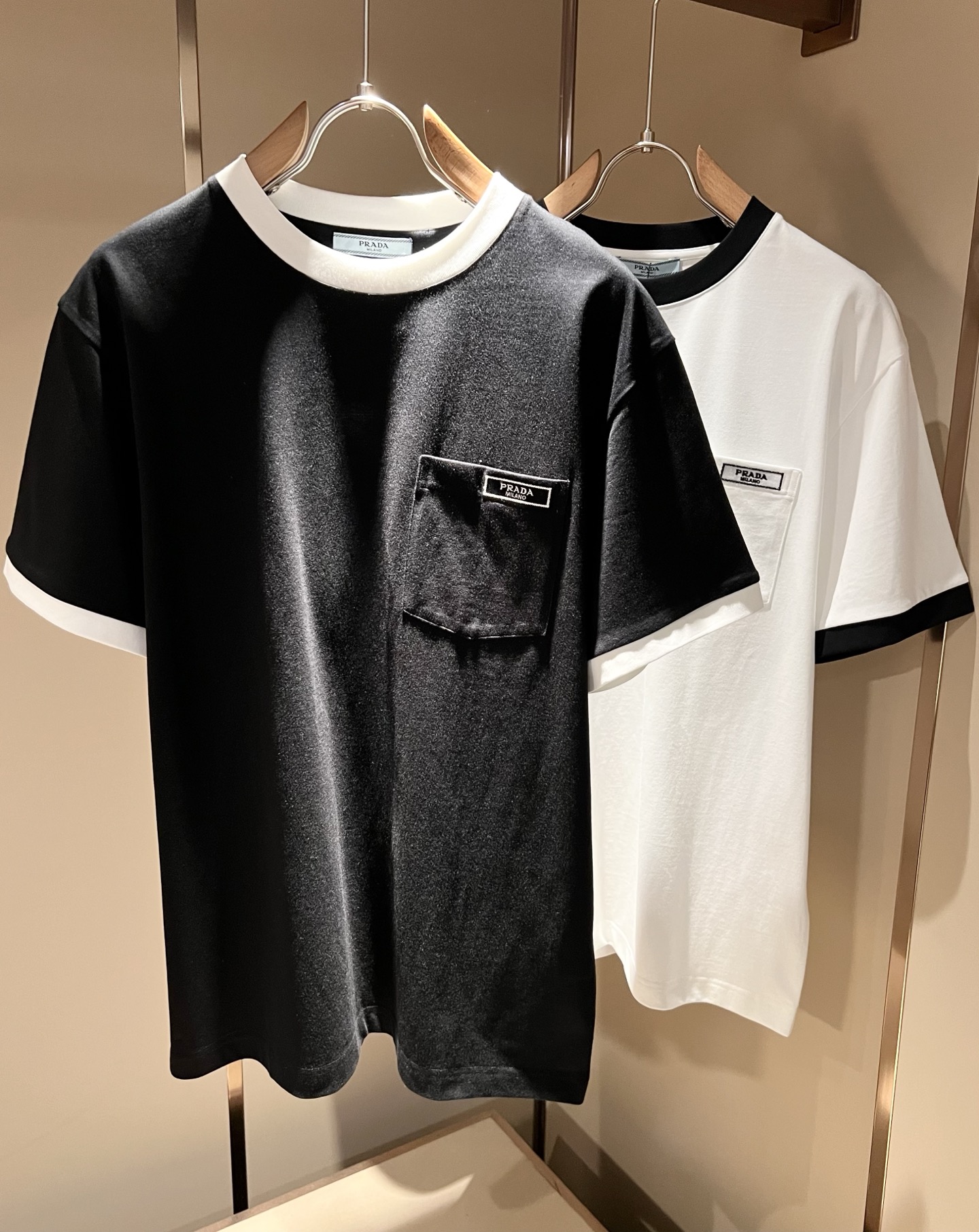 NO:761129,PRAD*A's new 2026 spring and summer short-sleeved T-shirts for men and women, the latest model is exclusively available on the entire network!  !  ~It is both classic and fashionable, who doesn’t love it? It shows the classic again, it is very eye-catching, and it has a low-luxury aura and recognition!  Pr*da's traditional brand concept and modern advanced technology are perfectly combined. Coupled with an extremely modern and simple design, Pr*da's exclusive logo pattern embroidery design!  Customized 100% imported pure cotton fabric!  The texture of this model is quite impressive. You can tell the specifications and grades at your fingertips. The level of finesse and breathability are top-notch!  Size S-2XL,,prada,T-shirt,tees,t-shirt,19860909PRAD*A普*达2026春夏新款男女同款短袖T恤,最新款全网独家首上！！~既经典有时尚百搭,谁不爱啊,将经典再次展现,非常的耐看,自带低奢光环与辨识度！Pr*da传统的品牌理念和现代化的先进技术进行了完美结合.加上极其现代摩登风范的简约设计,p家专属logo图案刺绣设计！定制百分百进口纯棉面料！此款的质感相当感人 触手便知规格档次 细腻程度与透气效果堪称顶级！尺码S-2XL,,prada,T-shirt,tees，t-shirt,,Men's clothing