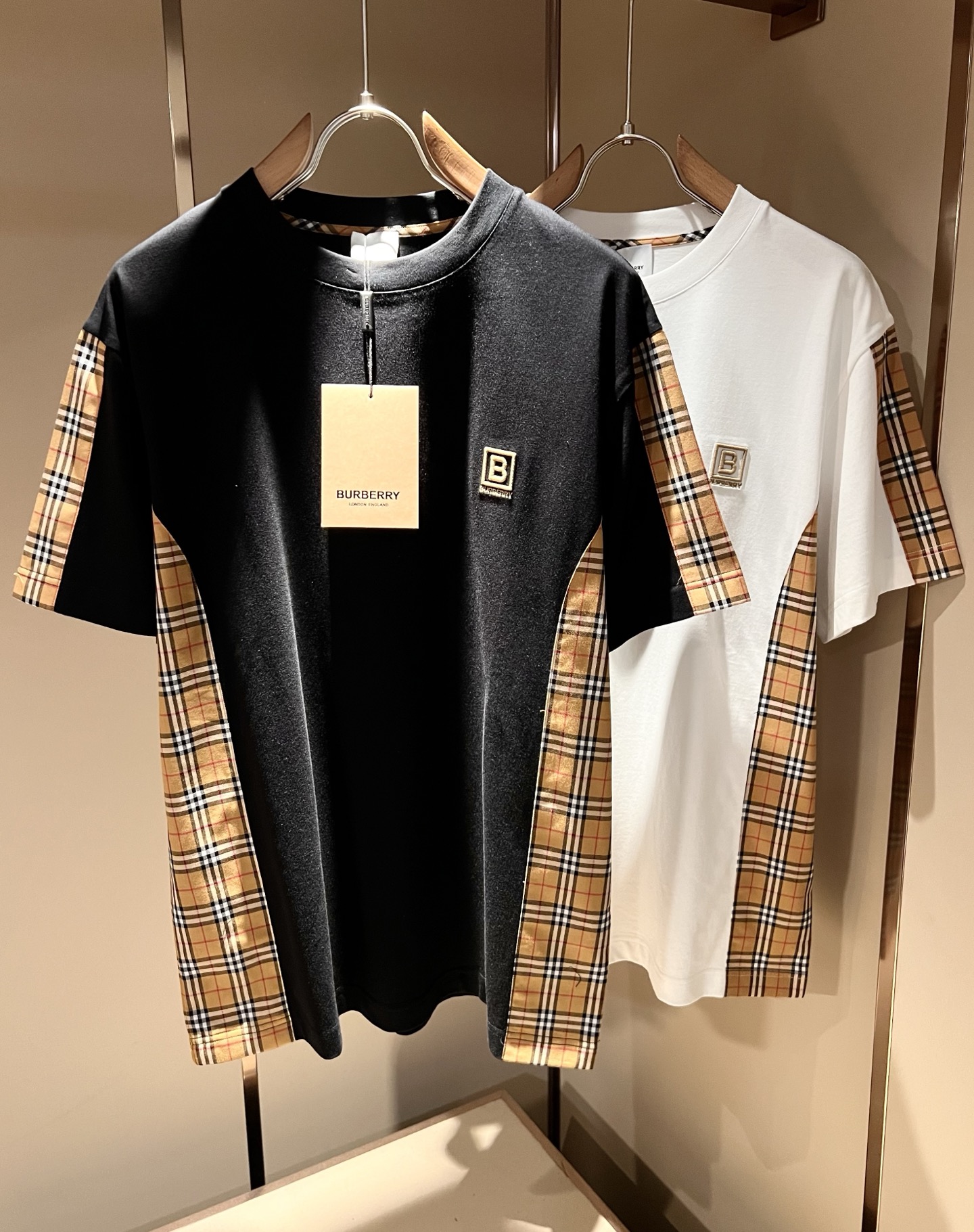 NO:761140,BURBER*Y's 2026 spring and summer new short-sleeved T-shirt is a big hit. It is made of the recently popular environmentally friendly pure cotton fabric. It is a high-end outdoor sports and leisure series. It is a very hot sports trend!  BUR's latest research and development of special materials, body logo embroidery design!  The fabric is also called memory cloth, which refers to the fabric with morphological memory function. It beats all versions on the market instantly. It can only be said that it is not on the same level at all. Whether it is the material, the degree of detail restoration and the craftsmanship, it is not afraid of any challenges, just to provide everyone with wonderful products. As always, it is consistent and implemented.  A style of BUR's core concept will be tightly tied to fashion, always maintaining a perfect, simple but not simple design style, which perfectly meets your daily needs. Size: S-2XL,, burberry, T-shirt, tees, t-shirt,19860909BURBER*Y巴*莉2026春夏新品短袖T恤,重磅来袭,最近比较火热的环保纯棉面料制作而成,高端户外运动休闲系列,非常火热运动风潮！BUR最新研发的特殊材质,衣身logo图案刺绣设计！面料也叫记忆布,是指具有形态记忆功能的面料,秒杀市面上一切版本,只能说根本就不是一个级别的存在,不管是材质还是细节还原度以及工艺制作方面,不惧任何挑战,只为给大家奉献绝妙产物一如既往,始终如一,贯彻了BUR核心理念的一个款式将与时尚紧紧的捆绑在一起,时刻保持完美,简约而不简单的的设计风格,完美的满足了你日常所需要的穿搭.尺码:S-2XL,,burberry,T-shirt,tees，t-shirt,,Men's clothing