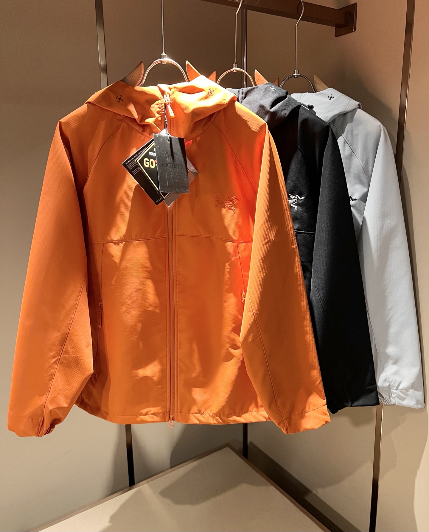 NO:761165,ARCTER *  In addition to its considerable attainments in style design, the most obvious or best thing is that it has deeper unique insights and attainments in fabrics. Through continuous structural research and problem solving, it is characterized by unique research on fabrics. These alone are enough to support it to become one of the leading new logo brand images in the clothing manufacturing industry. This model is made of quick-drying fabric!  Through precision workmanship, the hand feels smooth and soft, and it has both natural beauty and comfort. The large body shape is simple and clean, and the fabric shows a different hazy structural beauty. It is exclusively customized by opening a mold. The fabric tests the skills of the workers and can be smooth and compliant without wrinkles!  Logo embroidery design on the chest!  It really tests the handicrafts of each master!  It makes the whole thing clean and neat, without leaving a trace of thread. Nowadays, the neutrality that is pursued in life is also more refined in life!  Size M-3XL,arc'teryx,jackets & coats,jackets & coats,19860909ARCTER*X始*祖鸟 2026春夏新款男女同款夹克外套,户外品牌可能大家第一想到的就是加拿大鹅、始祖鸟.给人一种标签试的感觉！除了在款式设计上颇有造诣之外,最明显或者说最为拿手的,应该就是在面料上的拥有更深独特见解跟造诣了.通过不断地结构研究和问题处理,在以面料独特研究为特征,仅凭这些就已经足以支撑其成为服装制造行业中,首屈可数的新标志品牌形象.此款采用速干面料材质！通过精工手感细滑柔软,同时兼具自然美感跟舒适度.大身上版型裁剪简洁干净,面料上显现出了不一样朦胧的结构性美感来.独家开模定制而成,面料及其考验工人的技术,能做到平整服帖又不起皱！胸前logo图案刺绣设计！真的是很考验每位师傅的手工制作！使得整体干净利索,不留一丝线头.现在对于生活有所追求的中性也在生活中更为精致！尺码M-3XL,arc'teryx,jackets & coats,jackets & coats,,Men's clothing