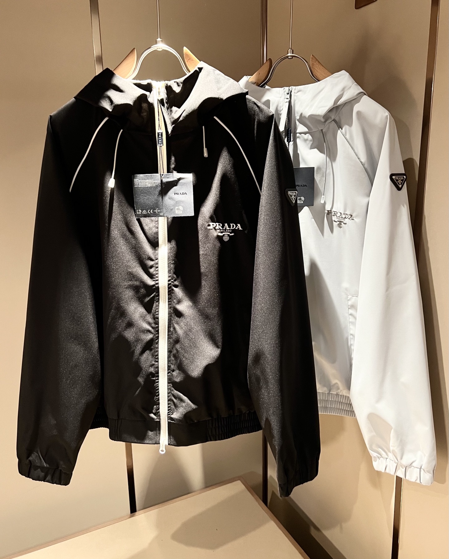 NO:761160,PRAD*A 2026 spring and summer casual jackets, the latest fashionable casual zipper jackets, fashionable jackets! The trading company channels are rare, and they are sold simultaneously on the official website. The high-quality goods that the male god is most looking forward to are coming, allowing you to feel what real luxury has connotation! This jacket is made of P’s professionally customized lightweight technical fabrics. The surface is neat, smooth and shiny, and the texture is obvious through the screen. The upper body is comfortable, light and not stuffy.  Give you the most enjoyable wearing experience!  Exquisite logo design!  It perfectly enhances the overall sense of luxury and class, and you can get the high-end luxury atmosphere at a glance! The jacket is cut in a basic and conventional style, and the upper body is versatile, simple and unobtrusive. It can easily cope with various occasions and environments. It is undoubtedly a must-have product for daily commuting! Sizes M～3XL,, prada, jackets & coats, jackets & coats,19860909PRAD*A普*达2026春夏休闲夹克外套,最新时尚休闲拉链夹克,时尚夹克外套!贸易公司渠道稀出,同步官网发售,男神最为期待的精品狠货重磅来袭,让你感受到什么叫真正的高奢有内涵!此款夹克外套选用了P家专业定制的轻薄科技面料制成,表面整洁光滑且富有光泽,质感透过屏幕都显而易 见,上身舒适轻盈不闷热, 给你最为享受的穿着体验！精致logo图案设计！完美提升了整体的奢华档次感,一眼就能Get到的高端奢华气息!基础常规的夹克版型裁剪,上身百搭简约不挑人,轻松应对各种场合与环境,属于日常通勤必备的臻品无疑!尺码M～3XL,,prada,jackets & coats,jackets & coats,,Men's clothing