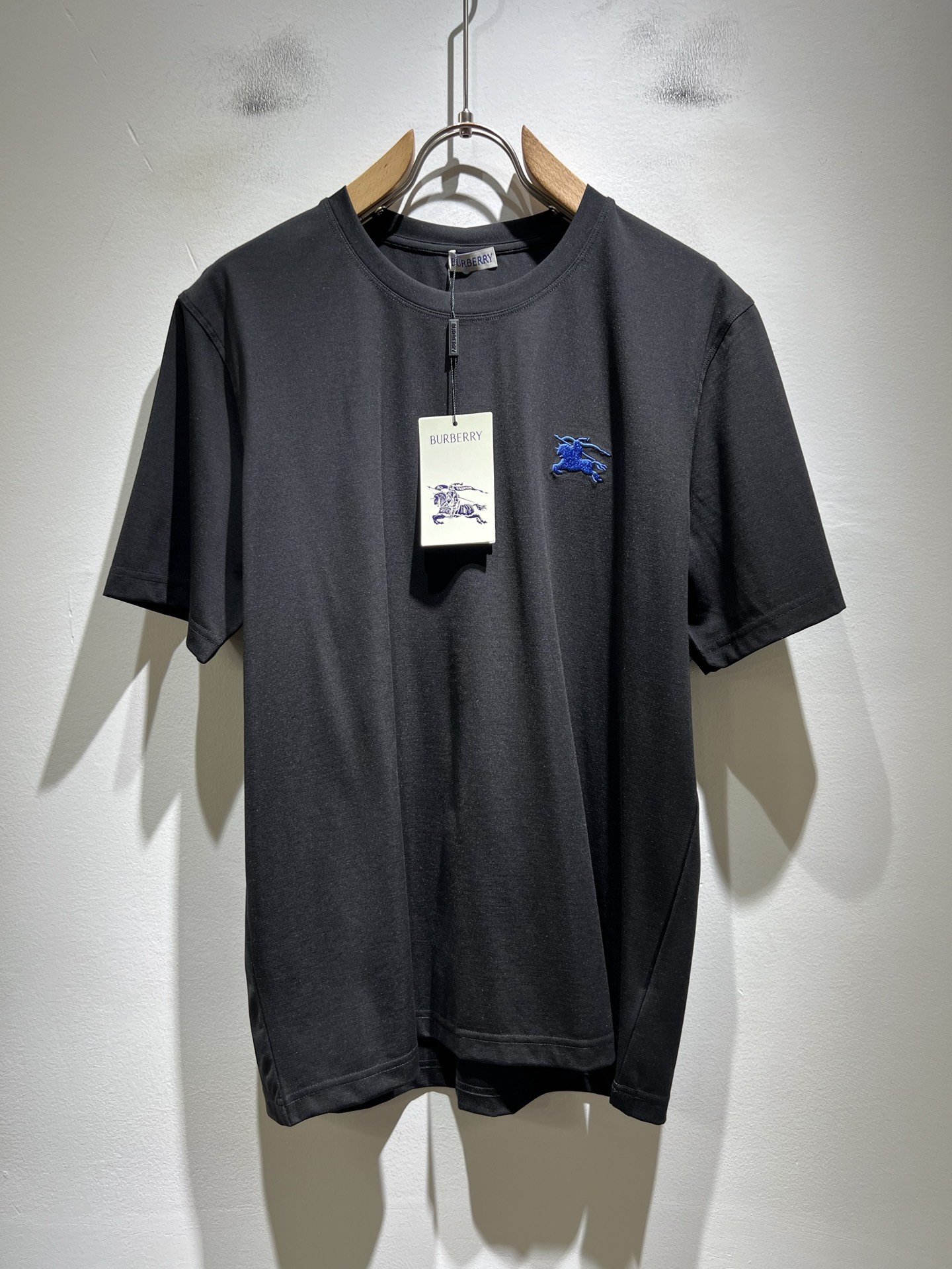 NO:761207,BURBER*Y's 2026 spring and summer new unisex short-sleeved T-shirt is a big hit. It is made of the recently popular environmentally friendly pure cotton fabric. It is a high-end outdoor sports and leisure series. It is a very hot sports trend!  BUR's latest research and development of special materials, logo embroidery design!  The fabric is also called memory cloth, which refers to the fabric with morphological memory function. It beats all versions on the market instantly. It can only be said that it is not on the same level at all. Whether it is the material, the degree of detail restoration and the craftsmanship, it is not afraid of any challenges, just to provide everyone with wonderful products. As always, it is consistent and implemented.  A style of BUR's core concept will be tightly tied to fashion, always maintaining a perfect, simple but not simple design style, which perfectly meets your daily needs. Size: M-3XL,, burberry, T-shirt, tees, t-shirt,19860909BURBER*Y巴*莉2026春夏新品男女同款短袖T恤,重磅来袭,最近比较火热的环保纯棉面料制作而成,高端户外运动休闲系列,非常火热运动风潮！BUR最新研发的特殊材质,标志logo图案刺绣设计！面料也叫记忆布,是指具有形态记忆功能的面料,秒杀市面上一切版本,只能说根本就不是一个级别的存在,不管是材质还是细节还原度以及工艺制作方面,不惧任何挑战,只为给大家奉献绝妙产物一如既往,始终如一,贯彻了BUR核心理念的一个款式将与时尚紧紧的捆绑在一起,时刻保持完美,简约而不简单的的设计风格,完美的满足了你日常所需要的穿搭.尺码:M-3XL,,burberry,T-shirt,tees，t-shirt,,Men's clothing