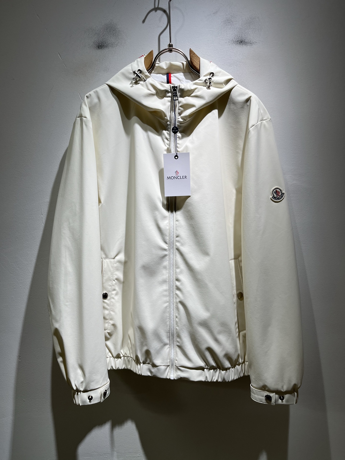 NO:761184,Monc*ler Meng*Mou 2026 spring and summer classic jacket, urban fashion and casual style!  Super soft fabric, handsome and popular jacket. Fashionable and urban versatile style, the upper body is breathable and fashionable. The specially supplied fabrics are all polyester fiber fabrics imported from the UK. They have a light luster, unique texture, soft and smooth feel, and excellent details. It is not a product that can be compared with ordinary fabrics. Logo badge design!  Very attractive design, inseam hemming process, customized original logo accessories design!  The details are in place. It gives outdoor users a full experience and perfect protection, bringing us closer to the challenges of nature. It has minimalist design elements of the season and a perfect slim fit. Highly recommended!  Size M-3XL,,jackets & coats,jackets & coats,19860909Monc*ler蒙*口2026春夏经典夹克外套,都市时尚休闲款！面料超软面料帅酷爆款夹克外套.时尚都市百搭款款,上身透气而且时尚靓丽,特供面料都是英国进口的聚酯纤维纤维面料,淡淡光泽,质感独特,手感柔嫩顺滑,细节出色 不是一般面料所能对比的产品.logo徽章设计！非常极具魅力的设计,内缝包边工艺,定制原版logo辅料设计！细节非常到位.给户外使用者充分的体验和完善的保护,让我们更接近大自然的挑战,极简当季的设计元素,完美修身版型,强烈推荐！尺码M-3XL,,jackets & coats,jackets & coats,,Men's clothing