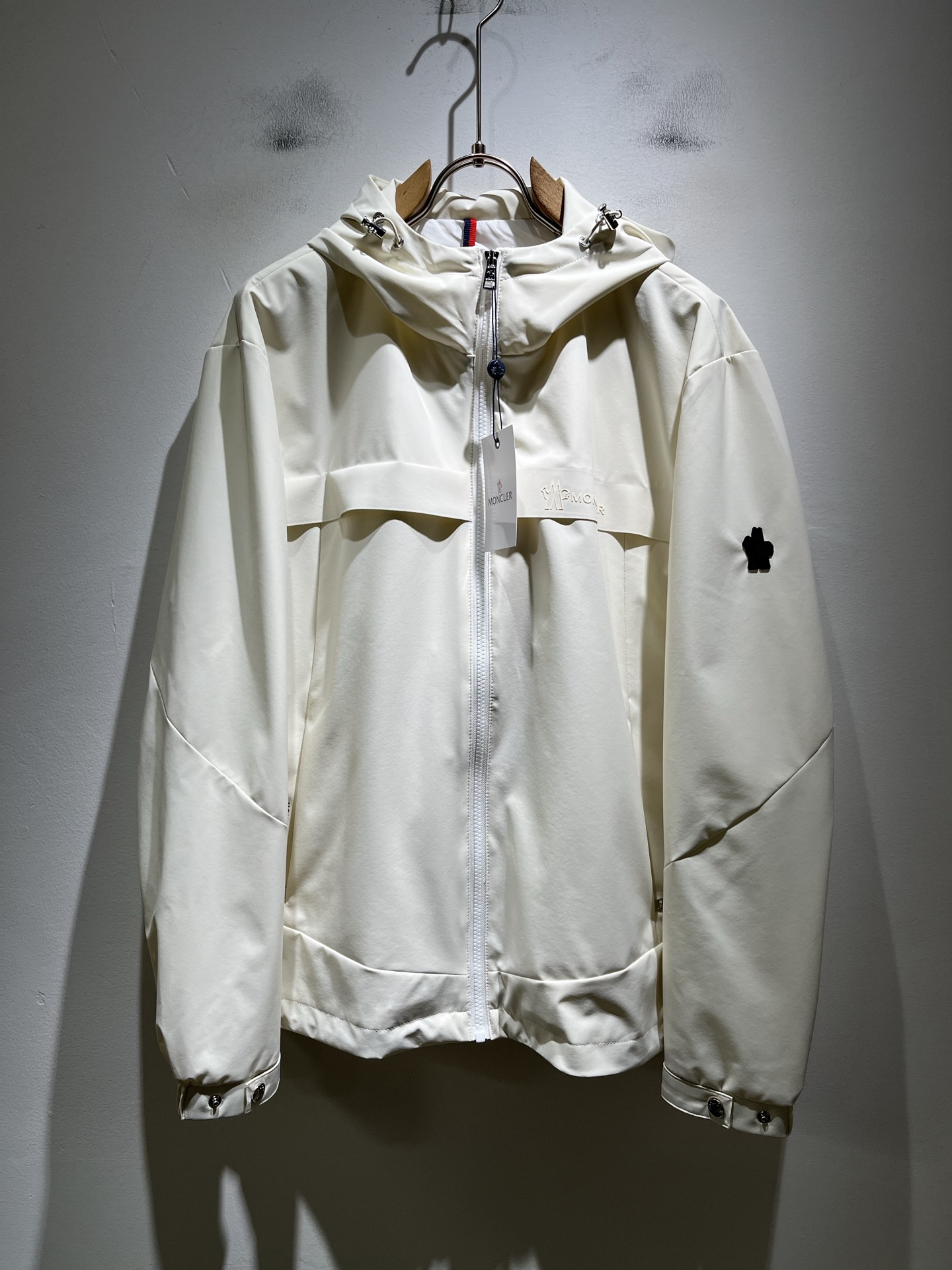 NO:761172,Monc*ler Meng*Mou 2026 spring and summer classic jacket, urban fashion and casual style!  Super soft fabric, handsome and popular jacket. Fashionable and urban versatile style, the upper body is breathable and fashionable. The specially supplied fabrics are all polyester fiber fabrics imported from the UK. They have a light luster, unique texture, soft and smooth feel, and excellent details. It is not a product that can be compared with ordinary fabrics. Logo badge design!  Very attractive design, inseam hemming process, customized original logo accessories design!  The details are in place. It gives outdoor users a full experience and perfect protection, bringing us closer to the challenges of nature. It has minimalist design elements of the season and a perfect slim fit. Highly recommended!  Size M-3XL,,jackets & coats,jackets & coats,19860909Monc*ler蒙*口2026春夏经典夹克外套,都市时尚休闲款！面料超软面料帅酷爆款夹克外套.时尚都市百搭款款,上身透气而且时尚靓丽,特供面料都是英国进口的聚酯纤维纤维面料,淡淡光泽,质感独特,手感柔嫩顺滑,细节出色 不是一般面料所能对比的产品.logo徽章设计！非常极具魅力的设计,内缝包边工艺,定制原版logo辅料设计！细节非常到位.给户外使用者充分的体验和完善的保护,让我们更接近大自然的挑战,极简当季的设计元素,完美修身版型,强烈推荐！尺码M-3XL,,jackets & coats,jackets & coats,,Men's clothing