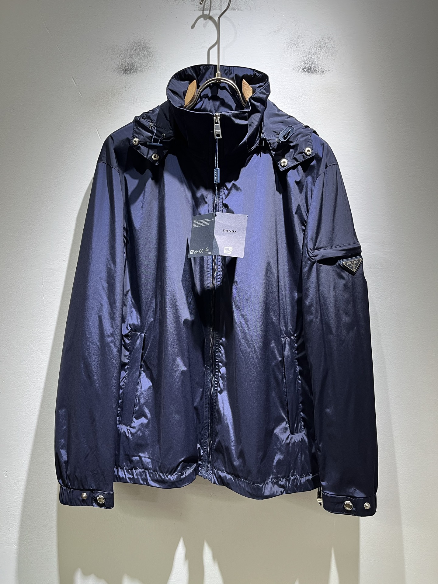 NO:761179,PRAD*A 2026 spring and summer casual jackets, the latest fashionable casual zipper jackets, fashionable jackets! The trading company channels are rare, and they are sold simultaneously on the official website. The high-quality goods that the male god is most looking forward to are coming, allowing you to feel what real luxury has connotation! This jacket is made of P’s professionally customized lightweight technical fabrics. The surface is neat, smooth and shiny, and the texture is obvious through the screen. The upper body is comfortable, light and not stuffy.  Give you the most enjoyable wearing experience!  Exquisite logo design!  It perfectly enhances the overall sense of luxury and class, and you can get the high-end luxury atmosphere at a glance! The jacket is cut in a basic and conventional style, and the upper body is versatile, simple and unobtrusive. It can easily cope with various occasions and environments. It is undoubtedly a must-have product for daily commuting! Sizes M～3XL,, prada, jackets & coats, jackets & coats,19860909PRAD*A普*达2026春夏休闲夹克外套,最新时尚休闲拉链夹克,时尚夹克外套!贸易公司渠道稀出,同步官网发售,男神最为期待的精品狠货重磅来袭,让你感受到什么叫真正的高奢有内涵!此款夹克外套选用了P家专业定制的轻薄科技面料制成,表面整洁光滑且富有光泽,质感透过屏幕都显而易 见,上身舒适轻盈不闷热, 给你最为享受的穿着体验！精致logo图案设计！完美提升了整体的奢华档次感,一眼就能Get到的高端奢华气息!基础常规的夹克版型裁剪,上身百搭简约不挑人,轻松应对各种场合与环境,属于日常通勤必备的臻品无疑!尺码M～3XL,,prada,jackets & coats,jackets & coats,,Men's clothing