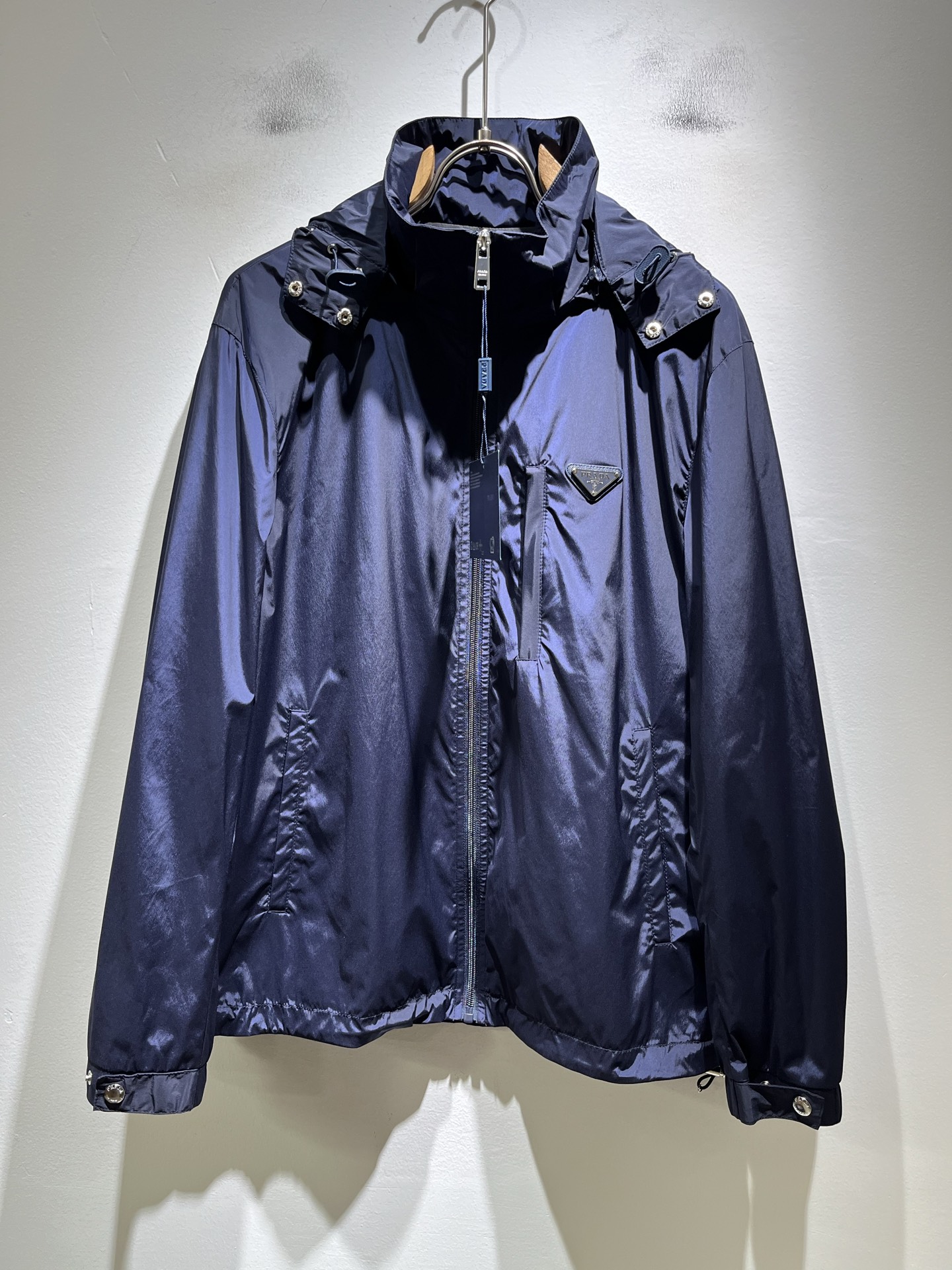 NO:761191,PRAD*A 2026 spring and summer casual jackets, the latest fashionable casual zipper jackets, fashionable jackets! The trading company channels are rare, and they are sold simultaneously on the official website. The high-quality goods that the male god is most looking forward to are coming, allowing you to feel what real luxury has connotation! This jacket is made of P’s professionally customized lightweight technical fabrics. The surface is neat, smooth and shiny, and the texture is obvious through the screen. The upper body is comfortable, light and not stuffy.  Give you the most enjoyable wearing experience!  Exquisite logo design!  It perfectly enhances the overall sense of luxury and class, and you can get the high-end luxury atmosphere at a glance! The jacket is cut in a basic and conventional style, and the upper body is versatile, simple and unobtrusive. It can easily cope with various occasions and environments. It is undoubtedly a must-have product for daily commuting! Sizes M～3XL,, prada, jackets & coats, jackets & coats,19860909PRAD*A普*达2026春夏休闲夹克外套,最新时尚休闲拉链夹克,时尚夹克外套!贸易公司渠道稀出,同步官网发售,男神最为期待的精品狠货重磅来袭,让你感受到什么叫真正的高奢有内涵!此款夹克外套选用了P家专业定制的轻薄科技面料制成,表面整洁光滑且富有光泽,质感透过屏幕都显而易 见,上身舒适轻盈不闷热, 给你最为享受的穿着体验！精致logo图案设计！完美提升了整体的奢华档次感,一眼就能Get到的高端奢华气息!基础常规的夹克版型裁剪,上身百搭简约不挑人,轻松应对各种场合与环境,属于日常通勤必备的臻品无疑!尺码M～3XL,,prada,jackets & coats,jackets & coats,,Men's clothing