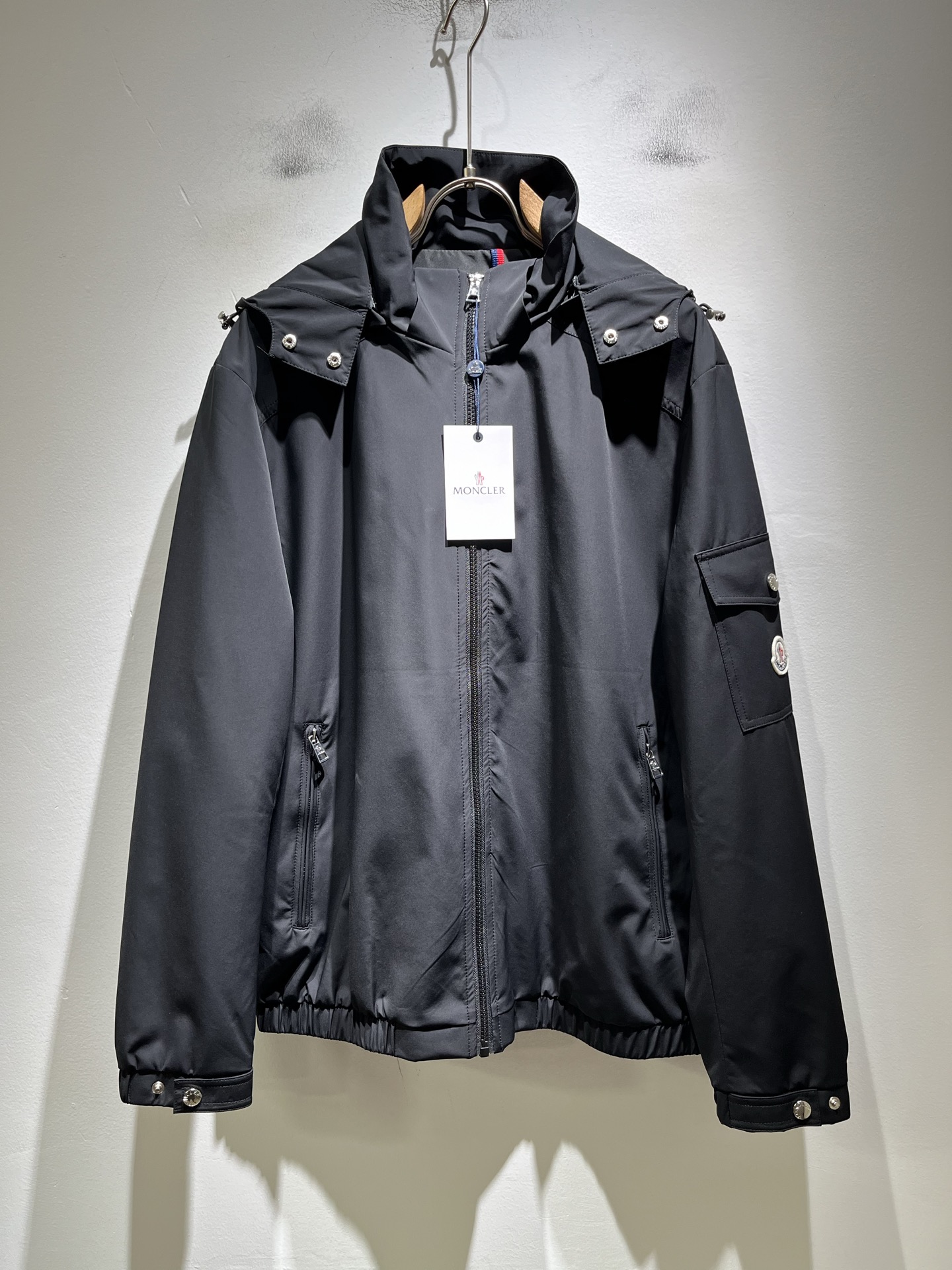 NO:761198,Monc*ler Meng*Mou 2026 spring and summer classic jacket, urban fashion and casual style!  Super soft fabric, handsome and popular jacket. Fashionable and urban versatile style, the upper body is breathable and fashionable. The specially supplied fabrics are all polyester fiber fabrics imported from the UK. They have a light luster, unique texture, soft and smooth feel, and excellent details. It is not a product that can be compared with ordinary fabrics. Logo badge design!  Very attractive design, inseam hemming process, customized original logo accessories design!  The details are in place. It gives outdoor users a full experience and perfect protection, bringing us closer to the challenges of nature. It has minimalist design elements of the season and a perfect slim fit. Highly recommended!  Size M-3XL,,jackets & coats,jackets & coats,19860909Monc*ler蒙*口2026春夏经典夹克外套,都市时尚休闲款！面料超软面料帅酷爆款夹克外套.时尚都市百搭款款,上身透气而且时尚靓丽,特供面料都是英国进口的聚酯纤维纤维面料,淡淡光泽,质感独特,手感柔嫩顺滑,细节出色 不是一般面料所能对比的产品.logo徽章设计！非常极具魅力的设计,内缝包边工艺,定制原版logo辅料设计！细节非常到位.给户外使用者充分的体验和完善的保护,让我们更接近大自然的挑战,极简当季的设计元素,完美修身版型,强烈推荐！尺码M-3XL,,jackets & coats,jackets & coats,,Men's clothing