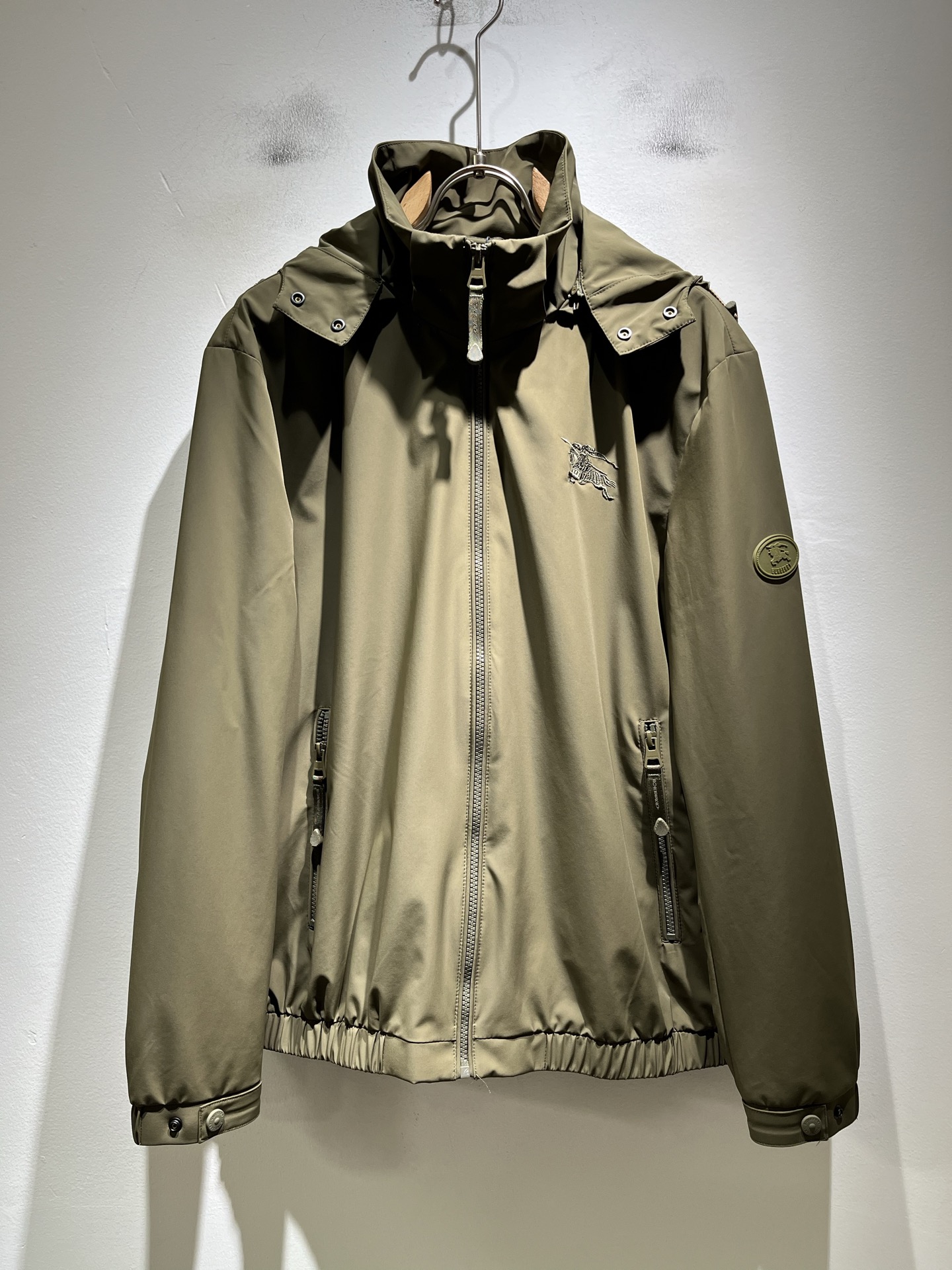 NO:761204,BURBER*Y's new 2026 spring and summer jackets are here. Made of the recently popular environmentally friendly polyester fiber fabric, it is a high-end outdoor sports and leisure series, a very hot sports trend!  The latest special material developed by BUR, memory fabric is also called memory cloth, which refers to fabrics with shape memory function. Sleeve logo pattern badge design!  Killing all the versions on the market, it can only be said that they are not of the same level at all. No matter in terms of materials, detail restoration and craftsmanship, we are not afraid of any challenges, just to provide you with wonderful products as always. A style that implements BUR's core concept tightly binds plaid and fashion, and always maintains perfection. The simple but not simple design style perfectly meets your daily needs. Size: M-3XL,, burberry, jackets & coats, jackets & coats,19860909BURBER*Y巴*莉2026春夏新品夹克外套重磅来袭,最近比较火热的环保聚酯纤维面料制作而成,高端户外运动休闲系列,非常火热运动风潮！BUR最新研发的特殊材质,记忆面料也叫记忆布,是指具有形态记忆功能的面料,袖子logo图案徽章设计！秒杀市面上一切版本,只能说根本就不是一个级别的存在,不管是材质还是细节还原度以及工艺制作方面,不惧任何挑战,只为给大家奉献绝妙产物一如既往,始终如一,贯彻了BUR核心理念的一个款式将格纹与时尚紧紧的捆绑在一起,时刻保持完美,简约而不简单的的设计风格,完美的满足了你日常所需要的穿搭.尺码:M-3XL,,burberry,jackets & coats,jackets & coats,,Men's clothing