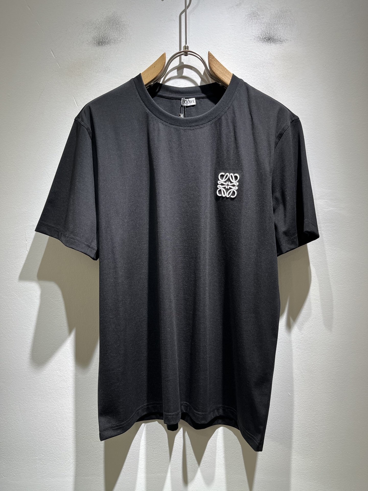 NO:761180,LOE*WE 2026 spring and summer new short-sleeved T-shirt for men and women, Italian original order channel, highly personalized and high-end style, logo pattern embroidery design!  Pure cotton short-sleeved T-shirt for couples!  !  The latest popular fashion product has arrived. It is a simple and high-end fashion item. It is a fashion product with very high-end charm and is a must-have item for fashion trends!  Italian original factory channel, special supply level order, released simultaneously by Hong Kong, Macao and Taiwan buyer stores. This model is also the latest popular product of Loewe family this year, and it is also the most classic product. Its specifications and quality are beyond doubt!  !  The selection is extremely diverse. It goes without saying that this style has that fresh and natural feeling, which highlights the brand's charm and high-end sense. The texture of this style is very good, and the weight and color that can be felt by hand are even better on the skin. It is a full wearing enjoyment!  !  Size: M-3XL,,loewe,loewe,T-shirt,tees,t-shirt,19860909LOE*WE罗*威 2026春夏新款男女同款短袖T恤,意大利原厂订单渠道,极具个性高级风,标志logo图案刺绣工艺设计！情侣款纯棉短袖T恤！！最新时尚潮流人气产物驾到,又是一款简约高级的时尚单品,穿搭魅力十分高级不俗的时尚产物 ,时尚潮流必备单品！意大利原厂渠道,特供级别订单,同步港澳台买手店发布,此款也是罗意威家今年的最新人气产物,也是最经典的产物,其规格跟档次更是毋庸置疑！！ 选择极具多样化,言而喻此款自然具备那种清新自然的感觉,彰显品牌魅力与高级感,此款的质感十分的到位,用手可以感知的重磅跟出彩亲肤程度更是上佳,十足的穿着享受！！尺码: M-3XL,,loewe,loewe,T-shirt,tees，t-shirt,,Men's clothing