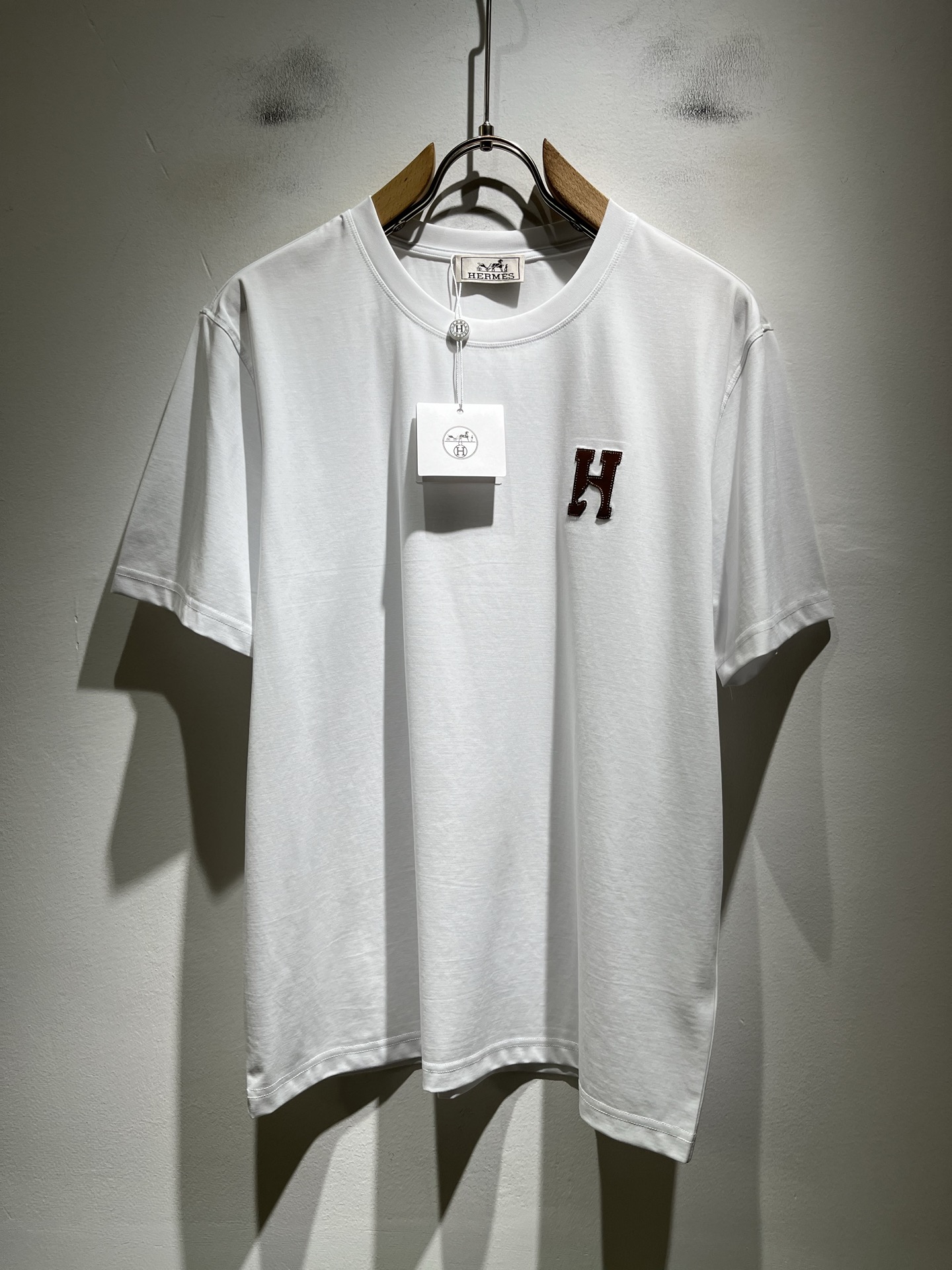 NO:761194,Her*mes 2026 spring and summer new short-sleeved T-shirt for men and women, a newly upgraded and versatile basic style, low-key luxury, and the choice of quality!  Select high-quality pure cotton fabrics!  It is made to enjoy a relaxed and comfortable wearing experience, with super vertical performance. It has a strong artistic sense and iconic logo embroidery design. The craftsmanship is meticulous and highly recognizable, showing a new brand micro-label culture!  Classic and perfect design, precise cutting. Simple and elegant style, but also able to show fashionable charm in daily leisure life. Sizes M-3XL,, T-shirt, tees, t-shirt,19860909Her*mes爱*仕2026春夏新款男女同款短袖T恤,全新升级百搭基础款,低调奢华,品格之选！甄选优质精选纯棉面料！打造而成,享受轻松自在的穿着体验,有着超强的垂直性能 艺术感极强标志性logo刺绣工艺设计,工艺细致,辨识度极高,展现全新品牌微标文化！经典完美版型设计,在裁剪上精准到位.简约大气风格,又能在日常休闲生活中展现时尚魅力.尺码M-3XL,,T-shirt,tees，t-shirt,,Men's clothing