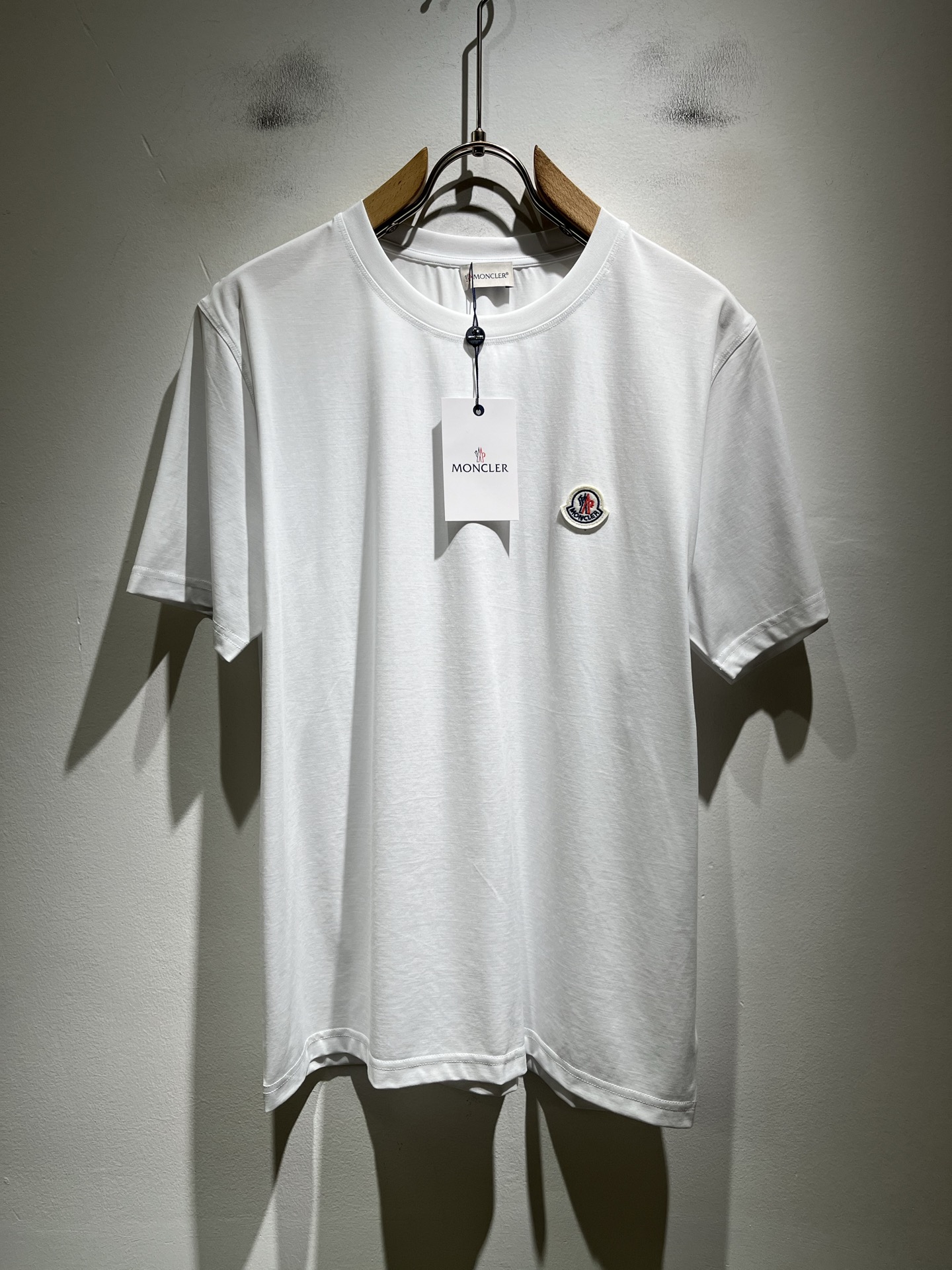 NO:761167,Moncler Mengjia's latest 2026 spring and summer trade order short-sleeved T-shirts for men and women, all in good condition!  !  Internet celebrity model!  Designed with logo pattern badge!  The upper body is comfortable and breathable, not stiff, and the overall body has a rich three-dimensional feel. It is a quality export order and is customized with exclusive pure cotton fabric tailoring to meet the simple needs of commuters. The upper body effect is very good, slimming, and not picky about the figure. The fabric workmanship... is impeccable. Only good craftsmanship and good fabrics can make you wear a good taste. It is a must-have item for everyone!  Size M-3XL,,T-shirt,tees,t-shirt,19860909Moncler蒙家 2026春夏最新男女同款贸易订单短袖T恤,全品相！！网红款！采用logo图案徽章设计！上身舒适透气,不僵硬,整体有着丰富的立体感,品质出口订单,定制专属纯棉面料剪裁,满足通勤人们对于着装的简约需求,上身效果很好,显瘦,不挑剔身材.面料做工....无可挑剔,好工艺好面料才能穿出好品味一款,人手必备单品！尺码M-3XL,,T-shirt,tees，t-shirt,,Men's clothing