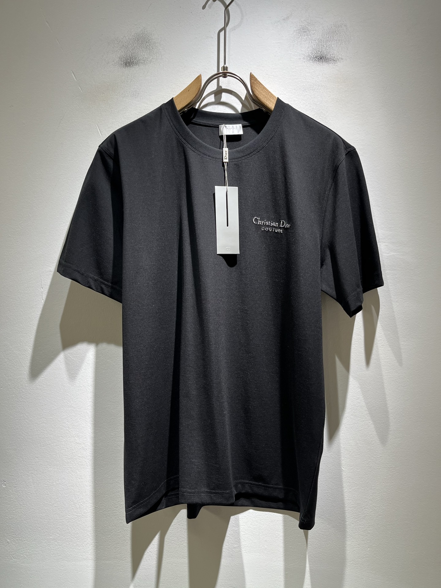 NO:761216,Dio*Dijia's new 2026 spring and summer short-sleeved T-shirts for men and women are on sale simultaneously at counters!  Customized exclusive 260g pure cotton fabric, customized original craft thread, and embroidery craft design of logo pattern on the chest!  Simple and elegant, easy to match and versatile, extremely high-grade, perfectly integrated into fashion and style, it is a top-notch fashionable style that is perfect for outer wear!  The whole thing gives people a natural feeling!  The ultimate classic versatile short-sleeved T-shirt, designed with the latest three-dimensional letter logo embroidery elements!  The ultimate heavy work, the ultimate perfection!  Fans who pursue high quality should rush to buy it by themselves, and we sincerely invite all fans who know the goods to appreciate this model together!  !  Color Black White Size M-3XL,,dior,dior,T-shirt,tees,t-shirt,19860909Dio*迪家 2026春夏新款男女同款短袖T恤,专柜同步发售！定制专属260克纯棉面料,定制原版工艺螺纹,胸前logo图案刺绣工艺设计！简约大方,从容百搭,档次极高,完美融入时尚还有风情感一款完美符合外穿的顶尖时髦气质款！整体给人浑然天成的感觉！极致经典的百搭型短袖T恤,采用最新的立体字母logo刺绣元素设计！极致的重工极致的完美！追求高品质的粉丝们请自行抢购,诚邀所有识货的粉丝一同鉴赏此款！！颜色黑色 白色 尺码M-3XL,,dior,dior,T-shirt,tees，t-shirt,,Men's clothing