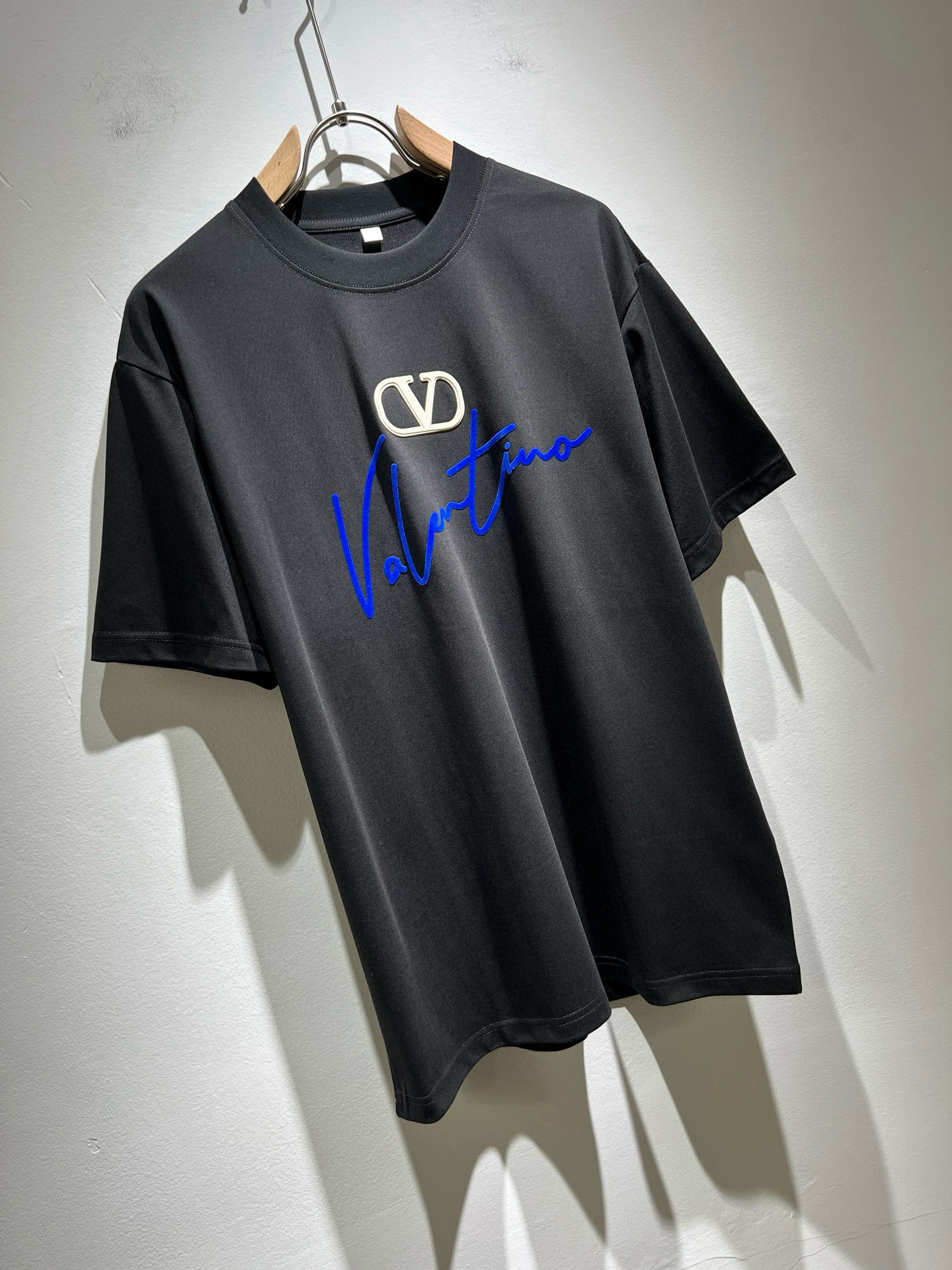 VALENTI*O华伦*奴～柜台款、2026春夏新款短袖T恤衫，胸前logo压胶设计！简单时尚而年轻，百
