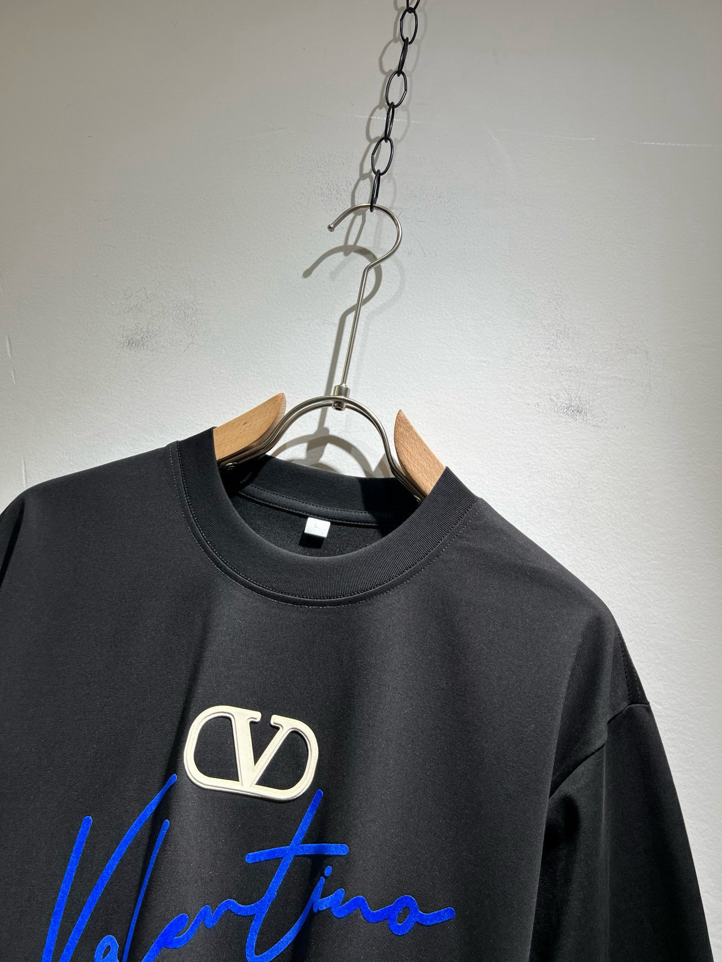 VALENTI*O华伦*奴～柜台款、2026春夏新款短袖T恤衫，胸前logo压胶设计！简单时尚而年轻，百