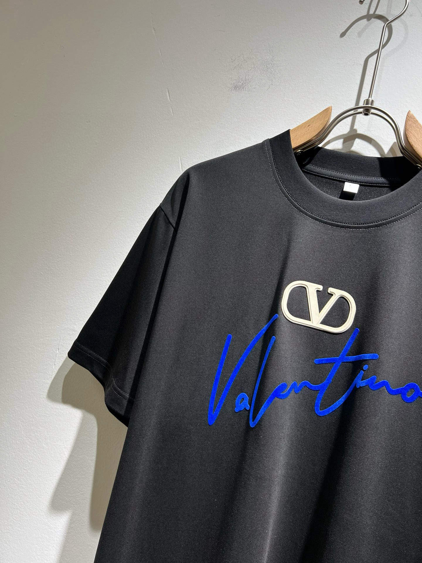 VALENTI*O华伦*奴～柜台款、2026春夏新款短袖T恤衫，胸前logo压胶设计！简单时尚而年轻，百