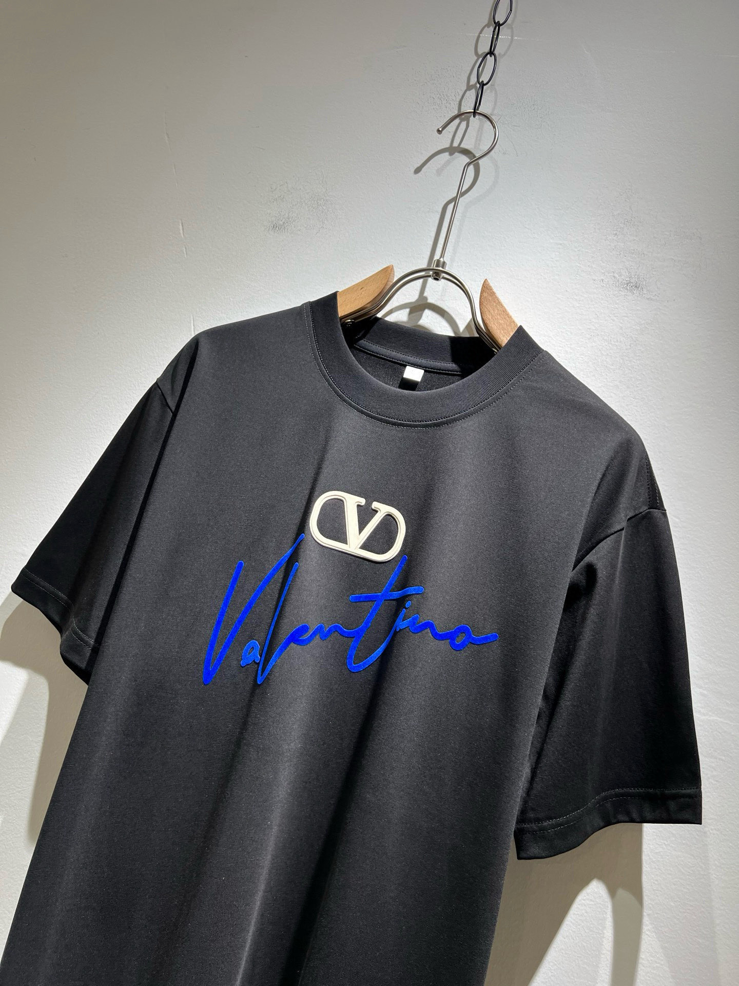 VALENTI*O华伦*奴～柜台款、2026春夏新款短袖T恤衫，胸前logo压胶设计！简单时尚而年轻，百
