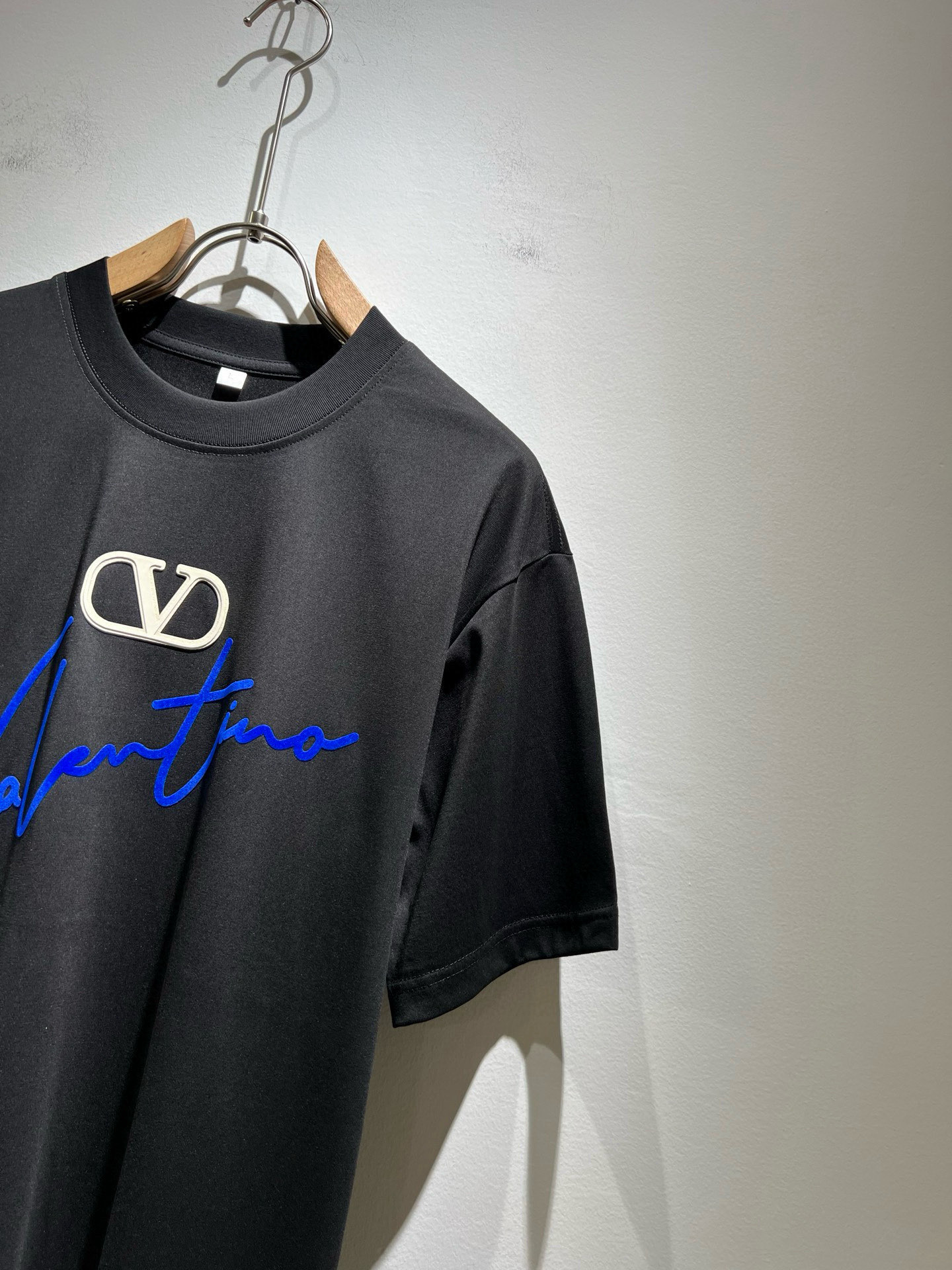 VALENTI*O华伦*奴～柜台款、2026春夏新款短袖T恤衫，胸前logo压胶设计！简单时尚而年轻，百