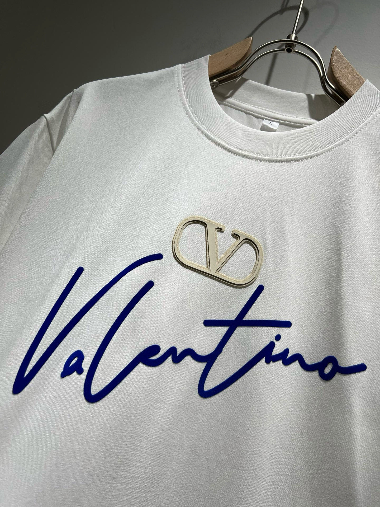 VALENTI*O华伦*奴～柜台款、2026春夏新款短袖T恤衫，胸前logo压胶设计！简单时尚而年轻，百
