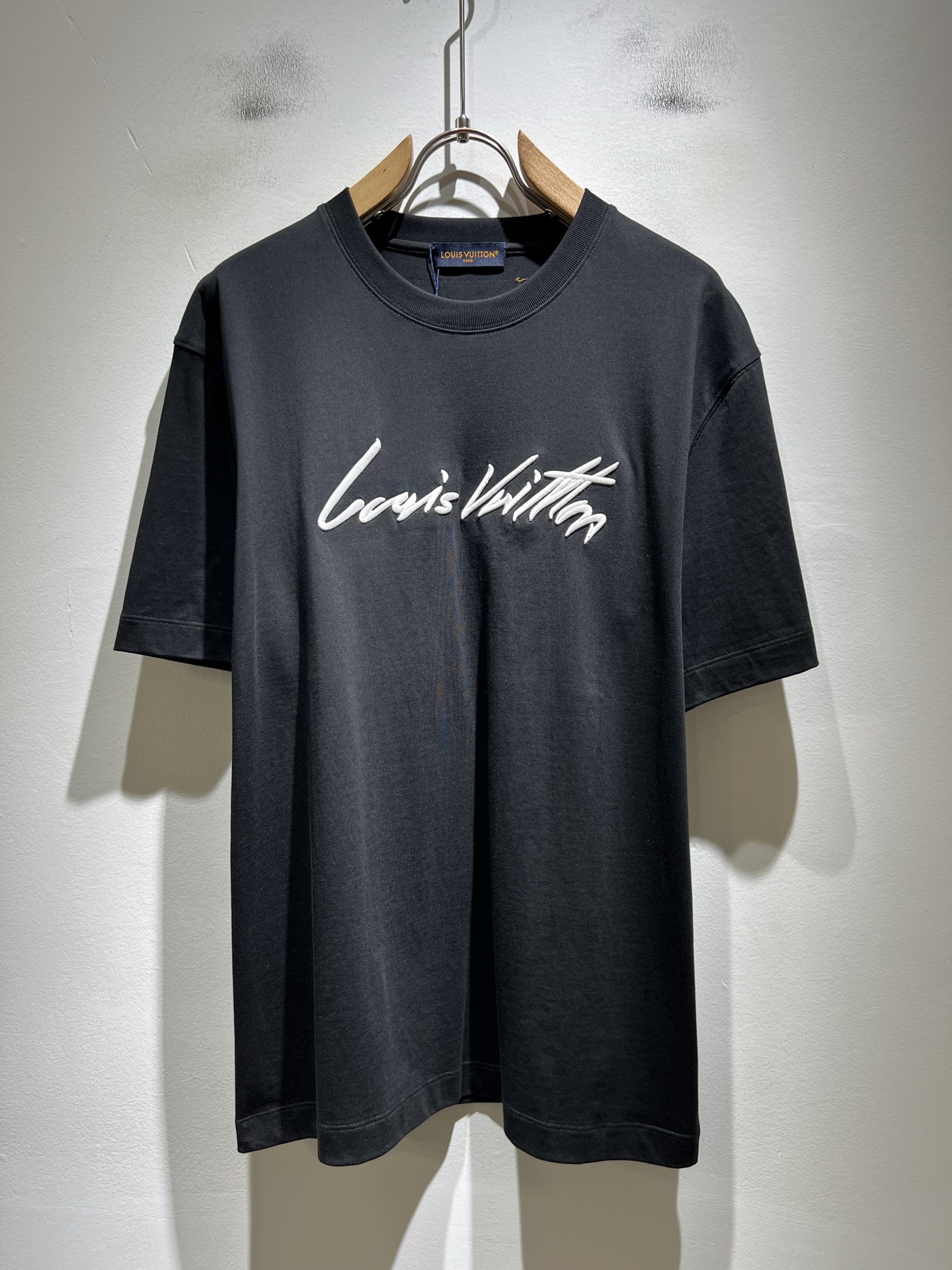 LouisVuitt*路易*登 2026春夏全新系列单品上线，非常时髦前卫的一款男女同款短袖T恤，标识l