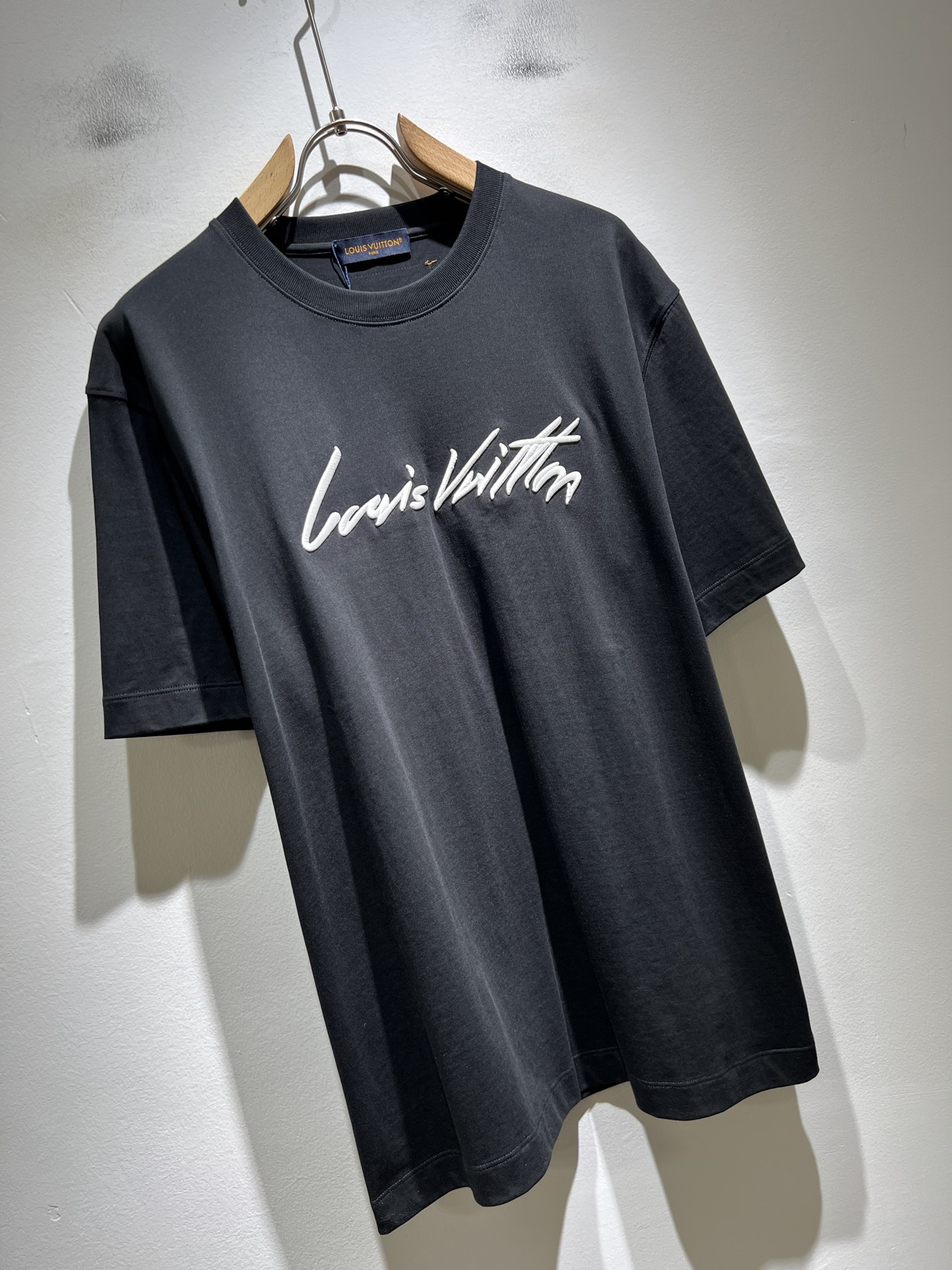 LouisVuitt*路易*登 2026春夏全新系列单品上线，非常时髦前卫的一款男女同款短袖T恤，标识l